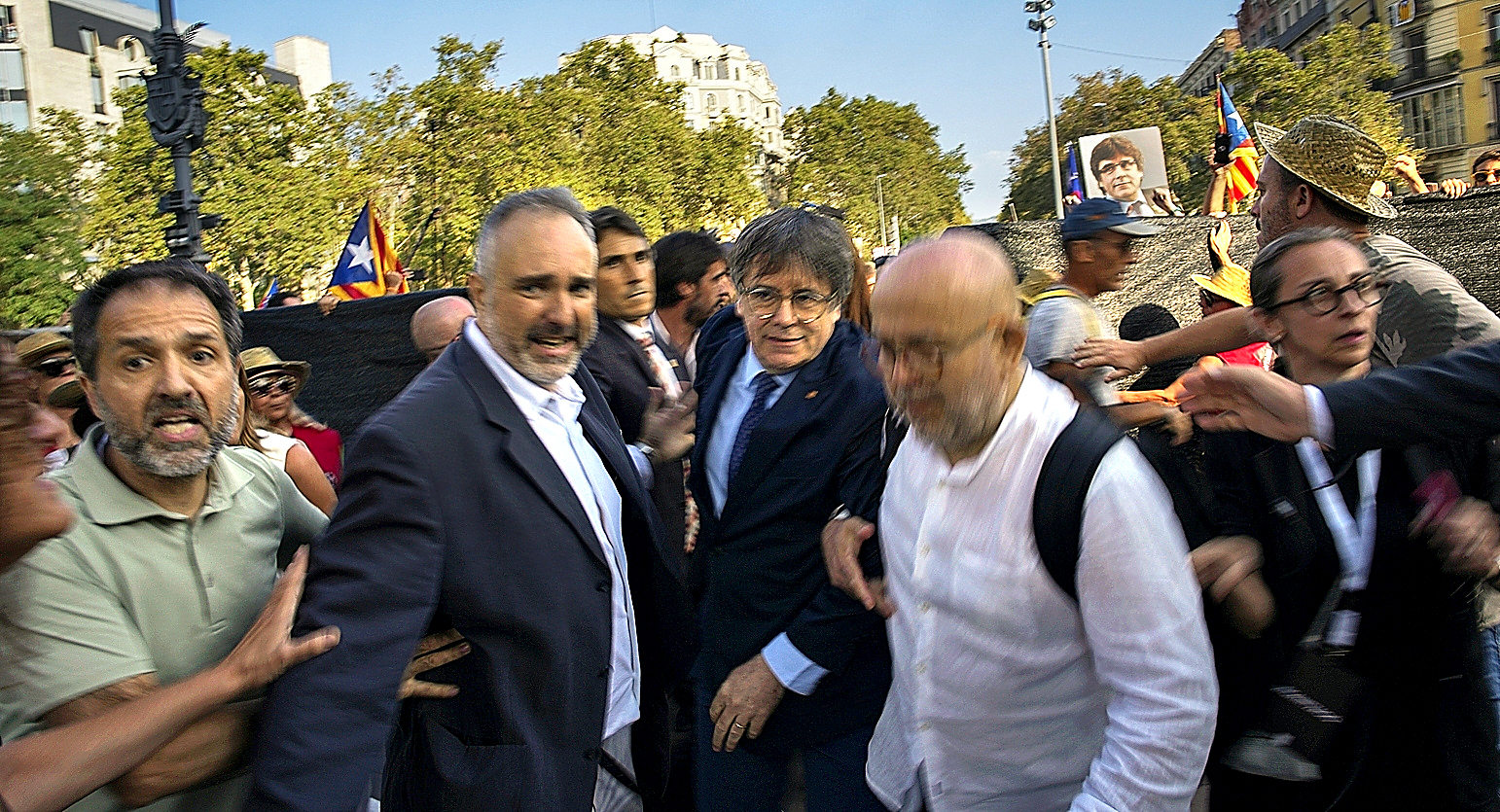 Dos años de la segunda fuga de Puigdemont: tres 'mossos' a un paso de juicio mientras él ultima su regreso