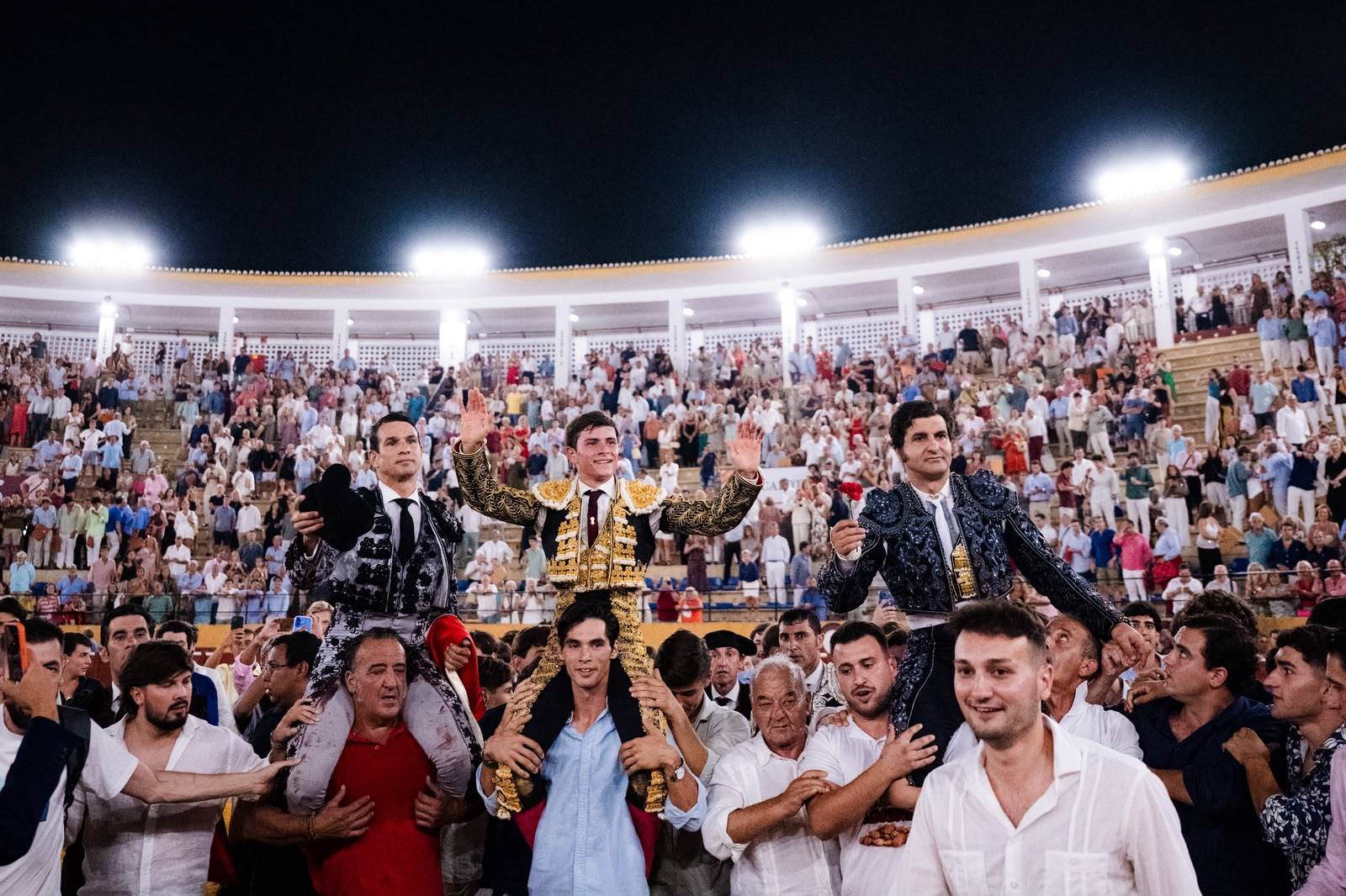 Morante, Manzanares y Aarón Palacio, a hombros en la Corrida de Candiles de Marbella