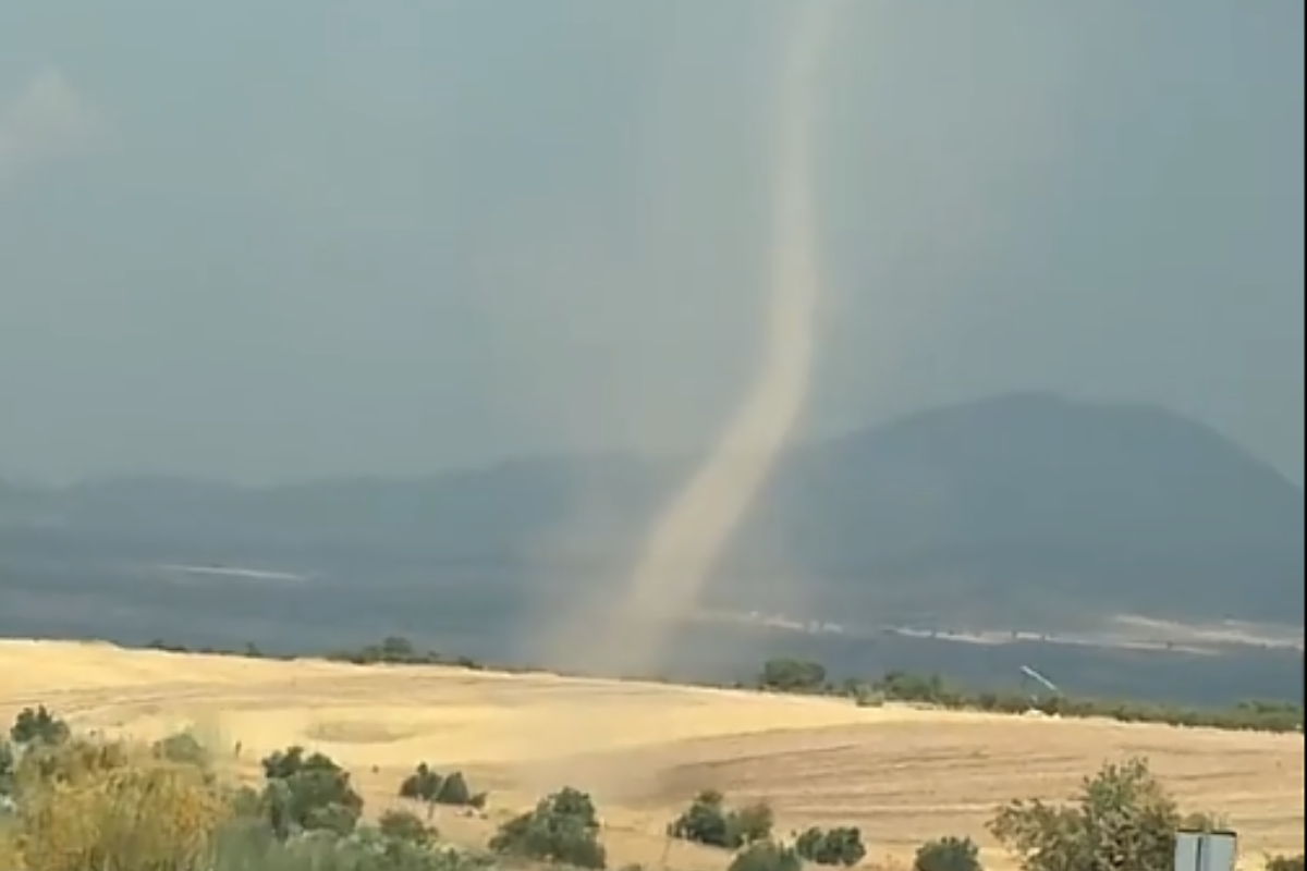 Captan en directo desde un coche el impactante paso de un tornado cerca de una carretera de Granada