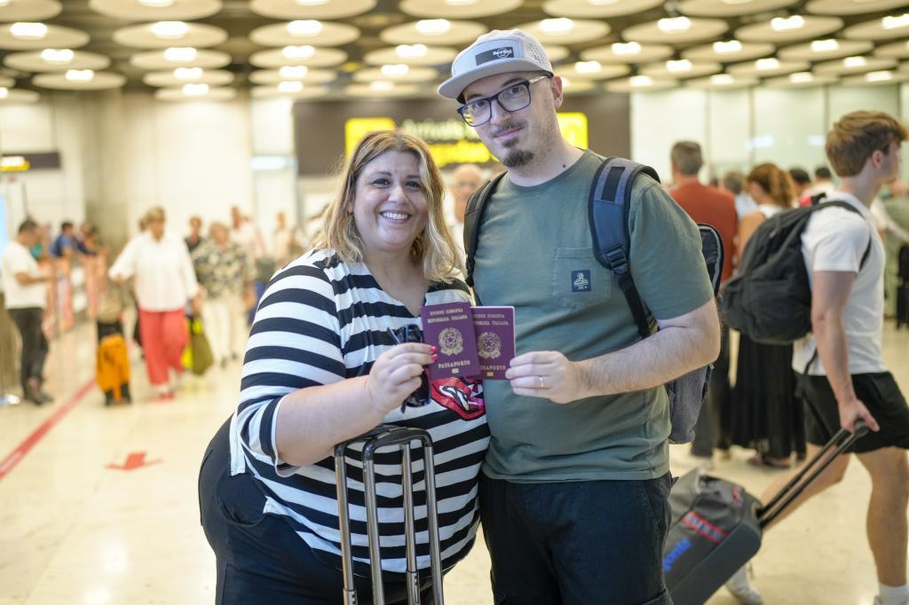 Primeros viajeros procedentes de Italia afectados por los controles en Barajas tras el choque de Sánchez con Meloni: "Es ridículo, sólo por motivos políticos"