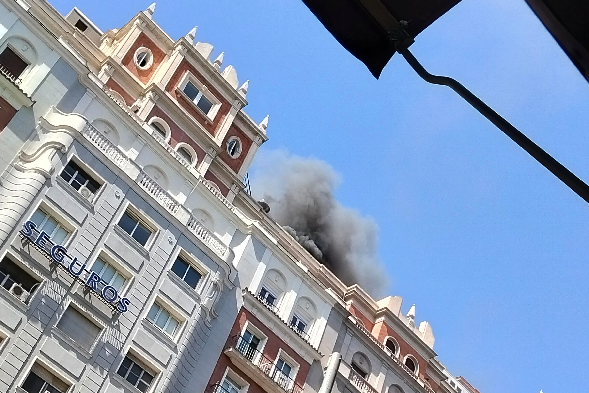 Un incendio en la cocina de un restaurante de Gran Vía provoca cortes de tráfico en el centro de Madrid