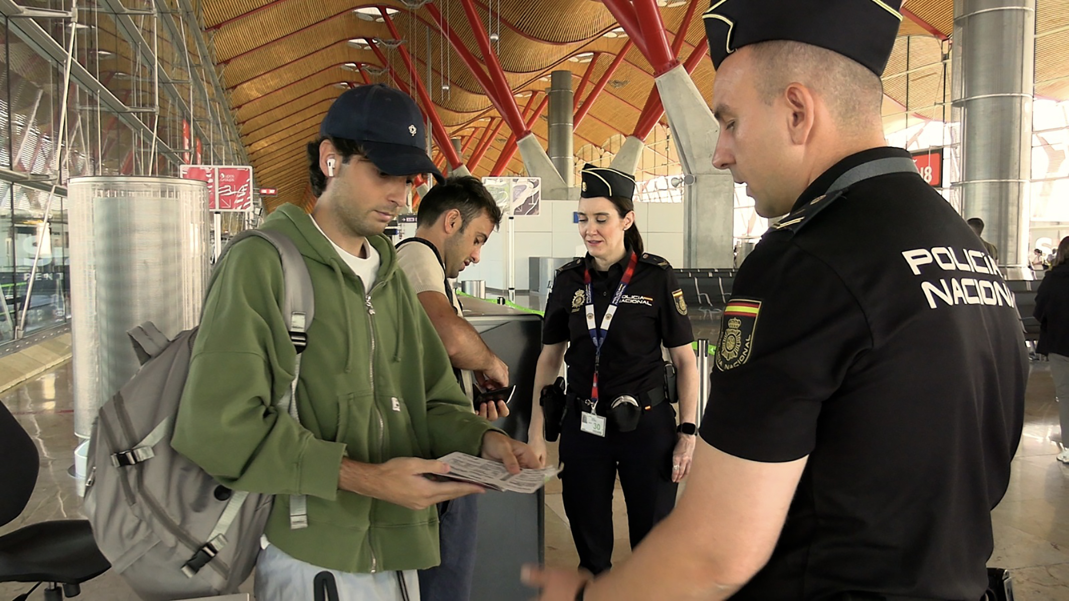 Los controles de viajeros de Italia empezaron sólo en Madrid y Barcelona y se han ido extendiendo a cinco aeropuertos