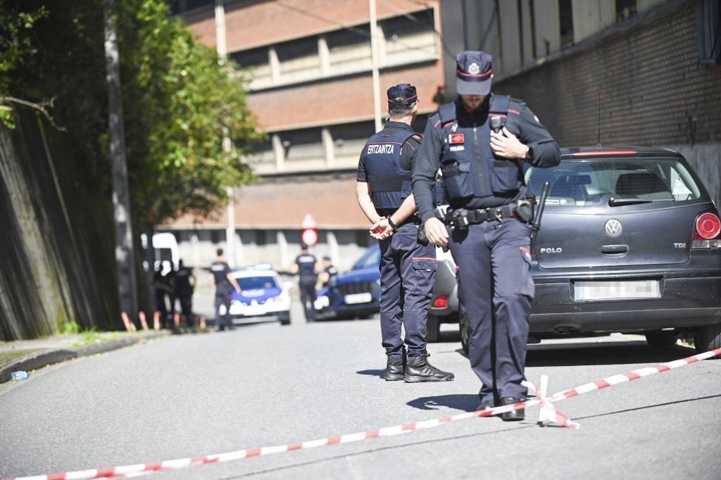 Nueve ertzainas  y dos policias locales contusionados en tres operaciones que han acabado con 14 detenidos