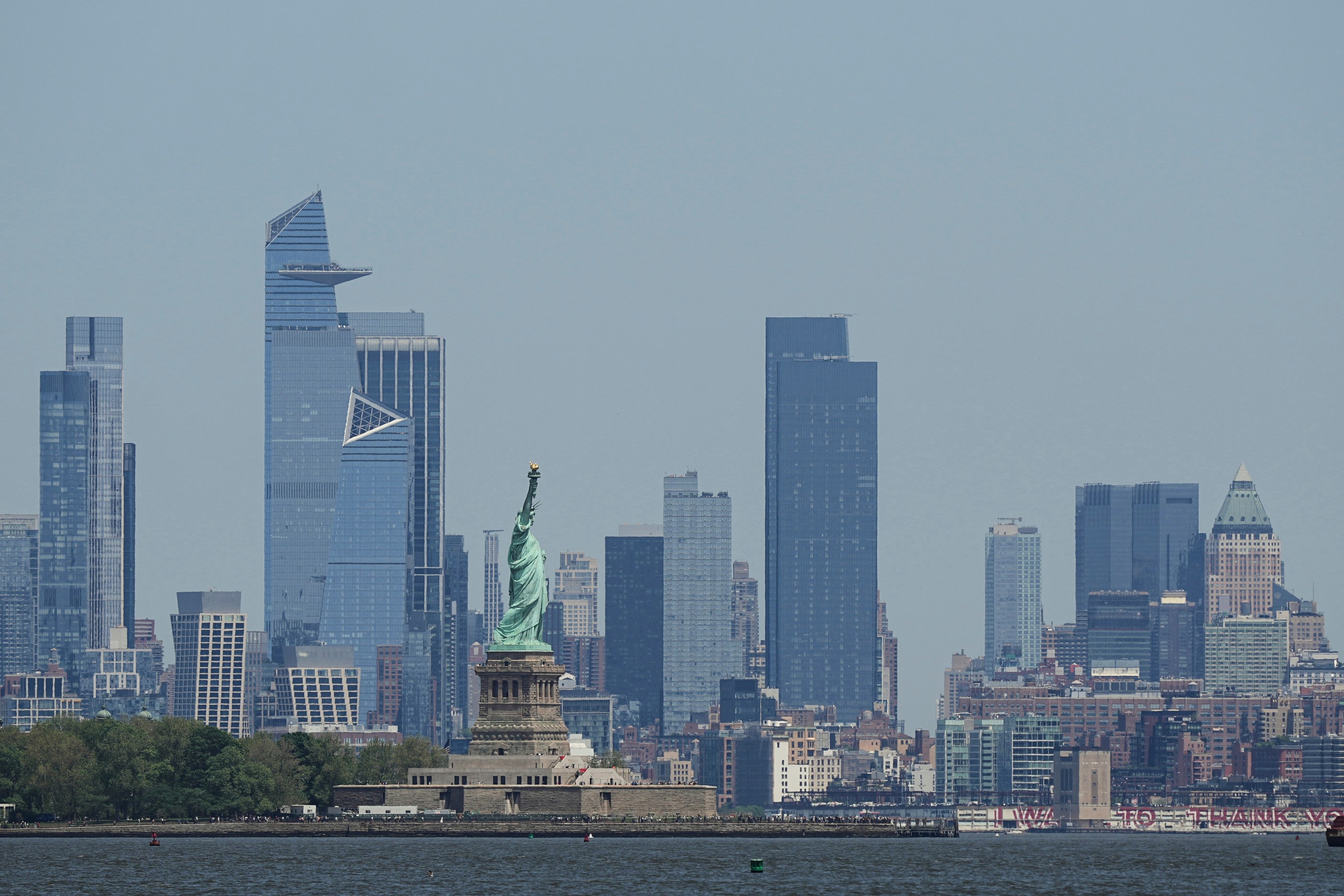 Una mujer y su bebé mueren tras volcar una lancha en el puerto de Nueva York, cerca de la Estatua de la Libertad