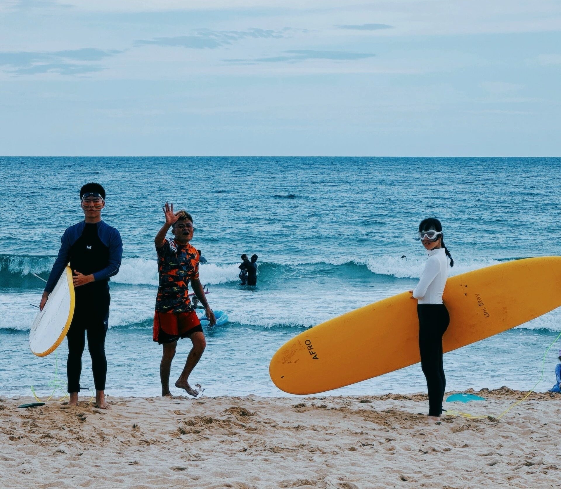 Fiesta, olas y control en la Ibiza surfera de China que pierde su lado salvaje