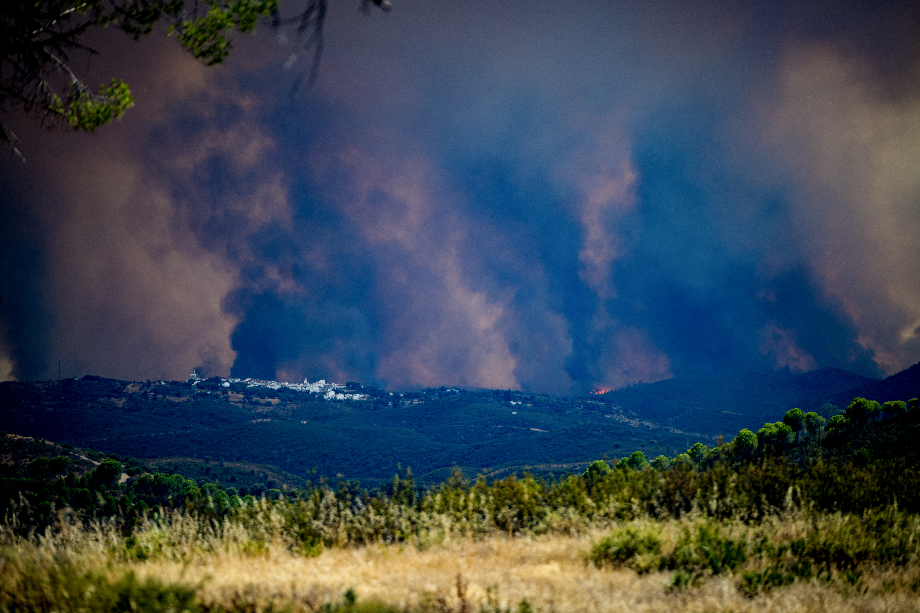 Fuego técnico y maquinaria pesada para combatir el incendio de Niebla (Huelva) y más de 600 evacuados en Los Ángeles de San Rafael, Vegas de Matute (Segovia) y Catí (Castellón)