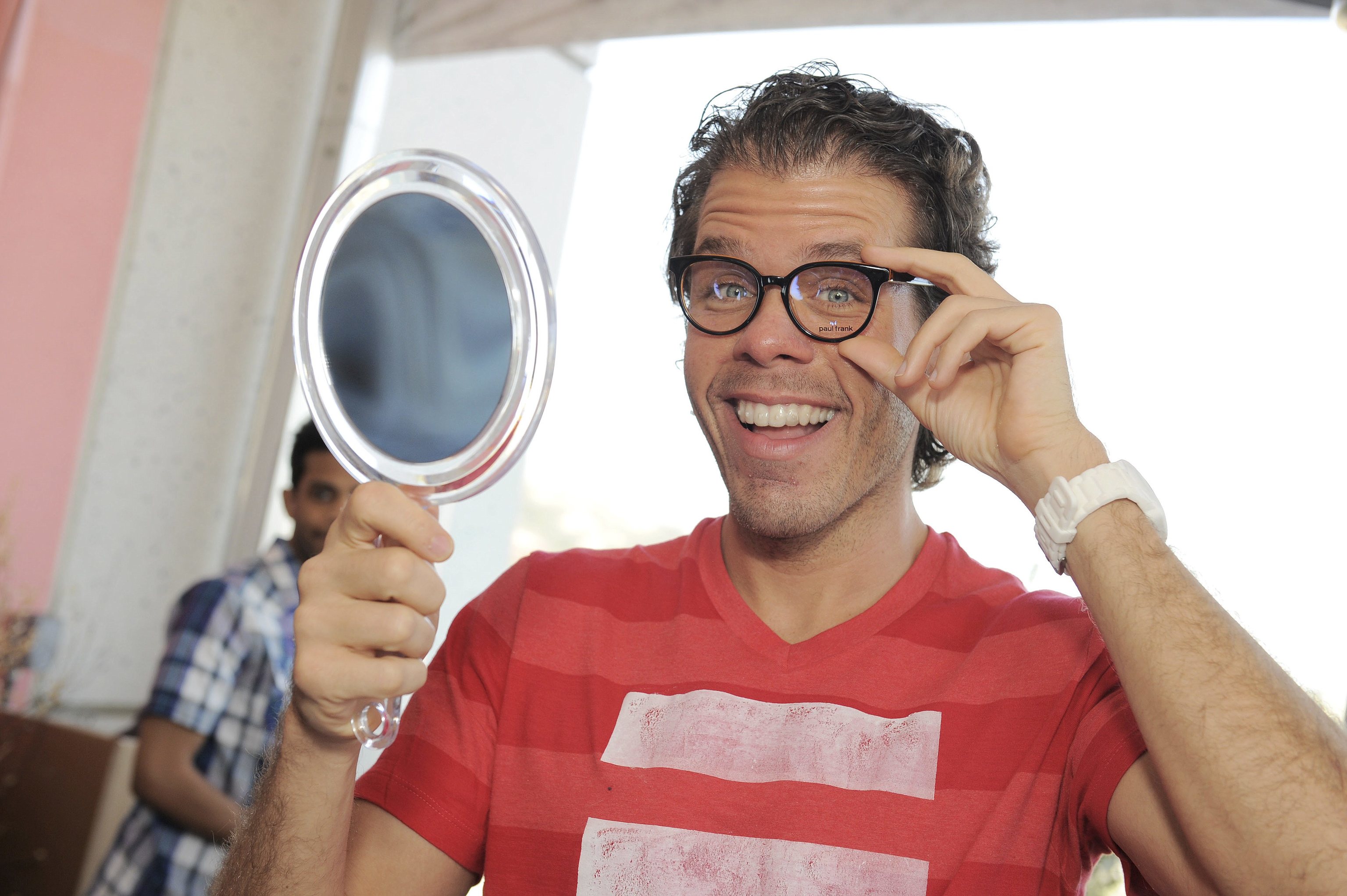 El bloguero Perez Hilton sigue grave y necesitará cirugía tras herirse durante un directo