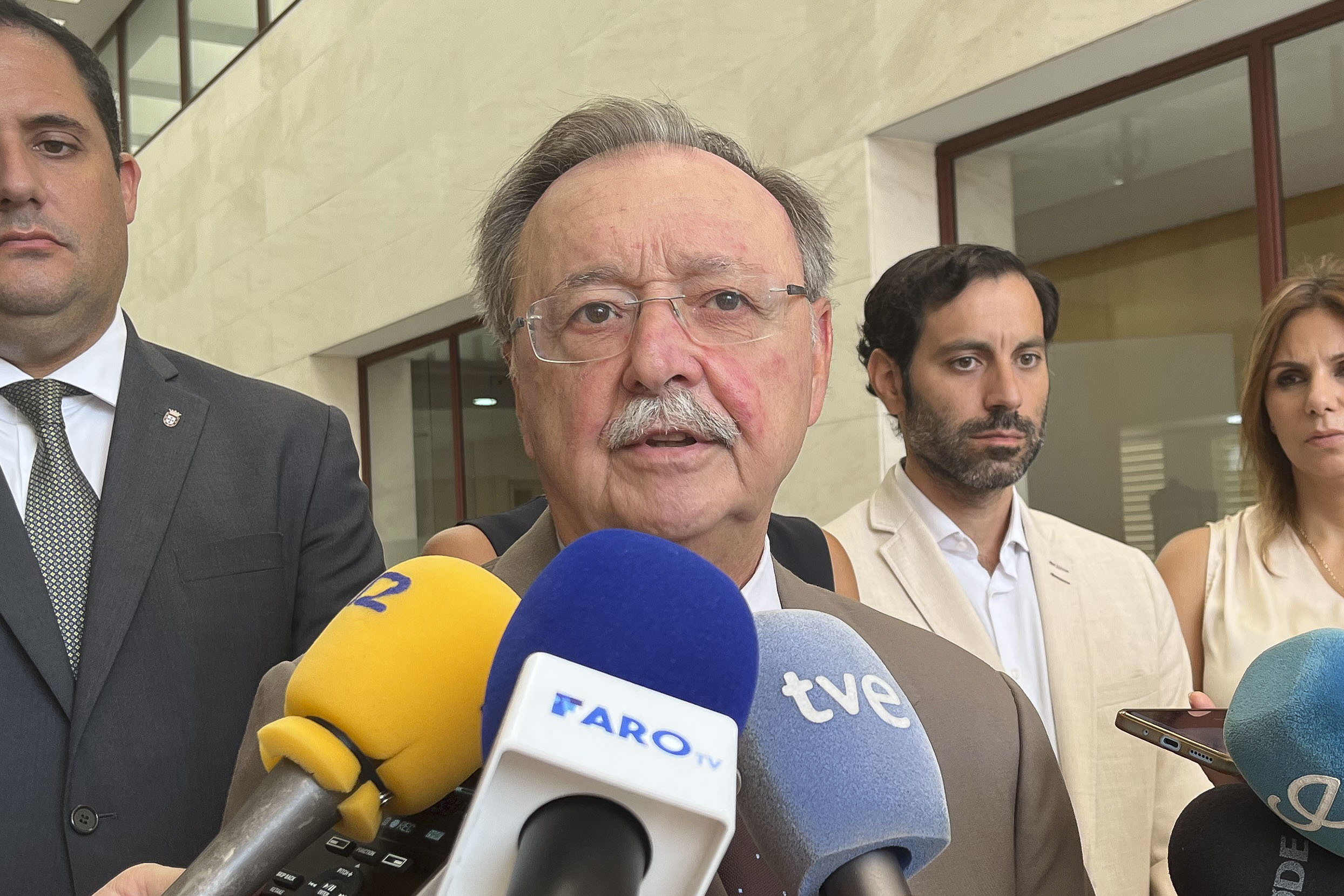 El presidente de Ceuta pide habilitar un "espacio" donde "permanezcan confinados" los hasta 11.000 migrantes que pueden seguir en la ciudad