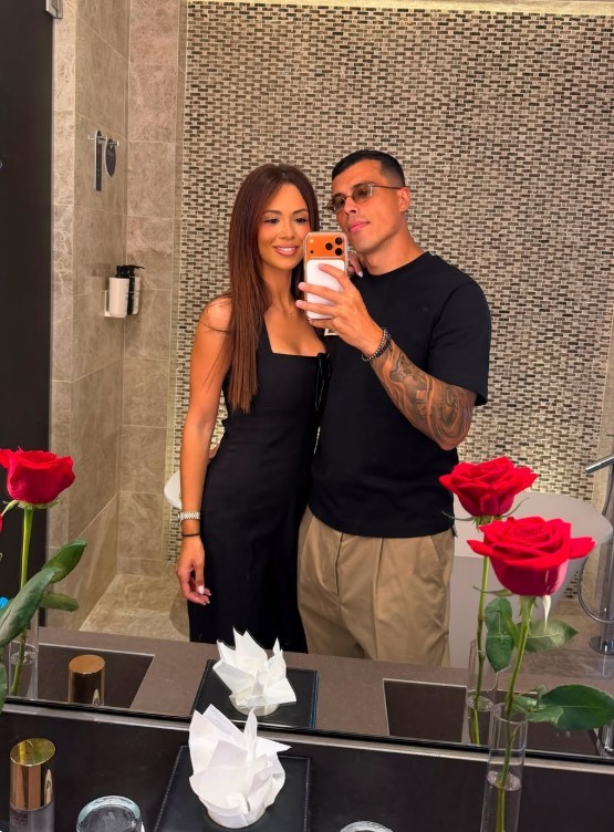 La romántica pedida de mano de Pedro Porro a su novia María, de Don Benito: playa y flores en la arena