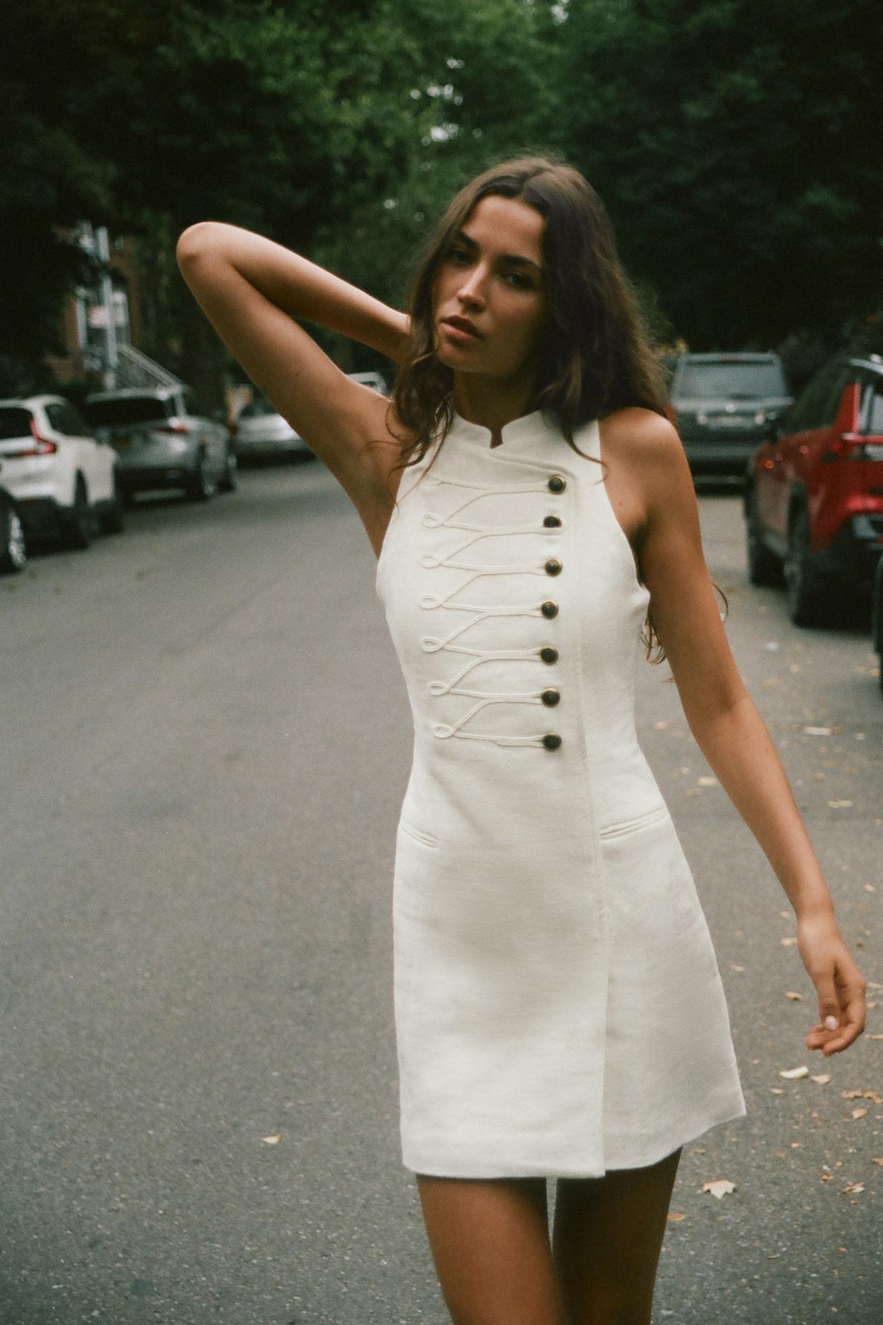 El uniforme del verano está en Zara y Stradivarius: 6 vestidos blancos que siempre funcionan