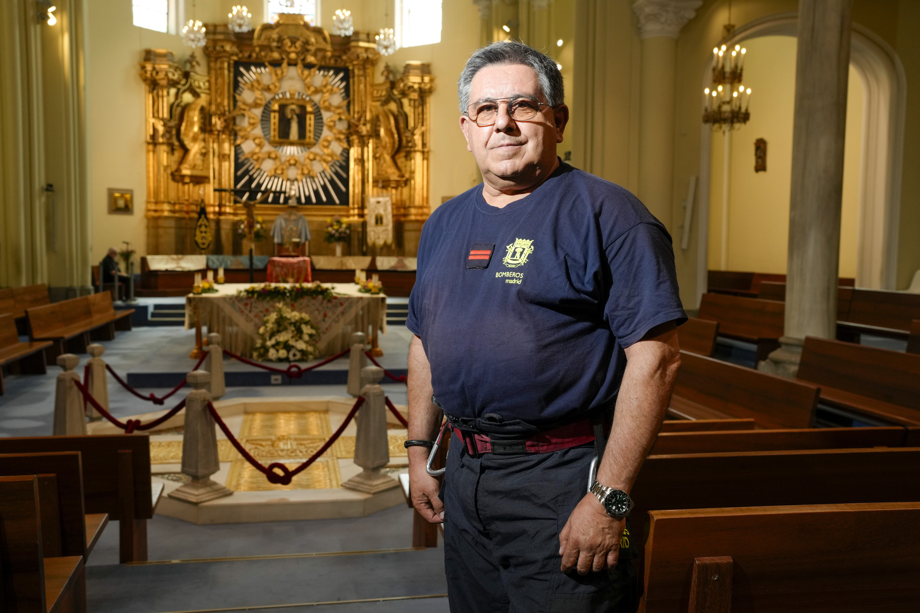 El último servicio de Félix, el bombero que bajará el lienzo de la Virgen de La Paloma por una petición de su hija: "'¡Papá, me lo prometiste! Te vas a jubilar y no has descolgado el cuadro"