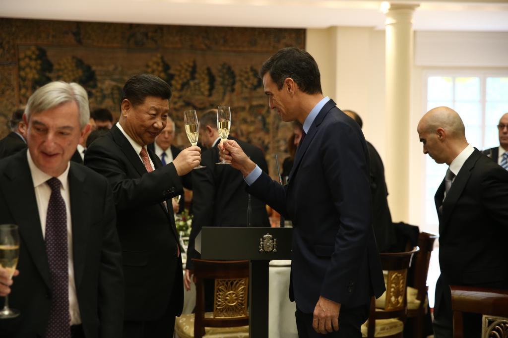 Las alertas del Ejército abren la mayor brecha a Sánchez en su apuesta por China