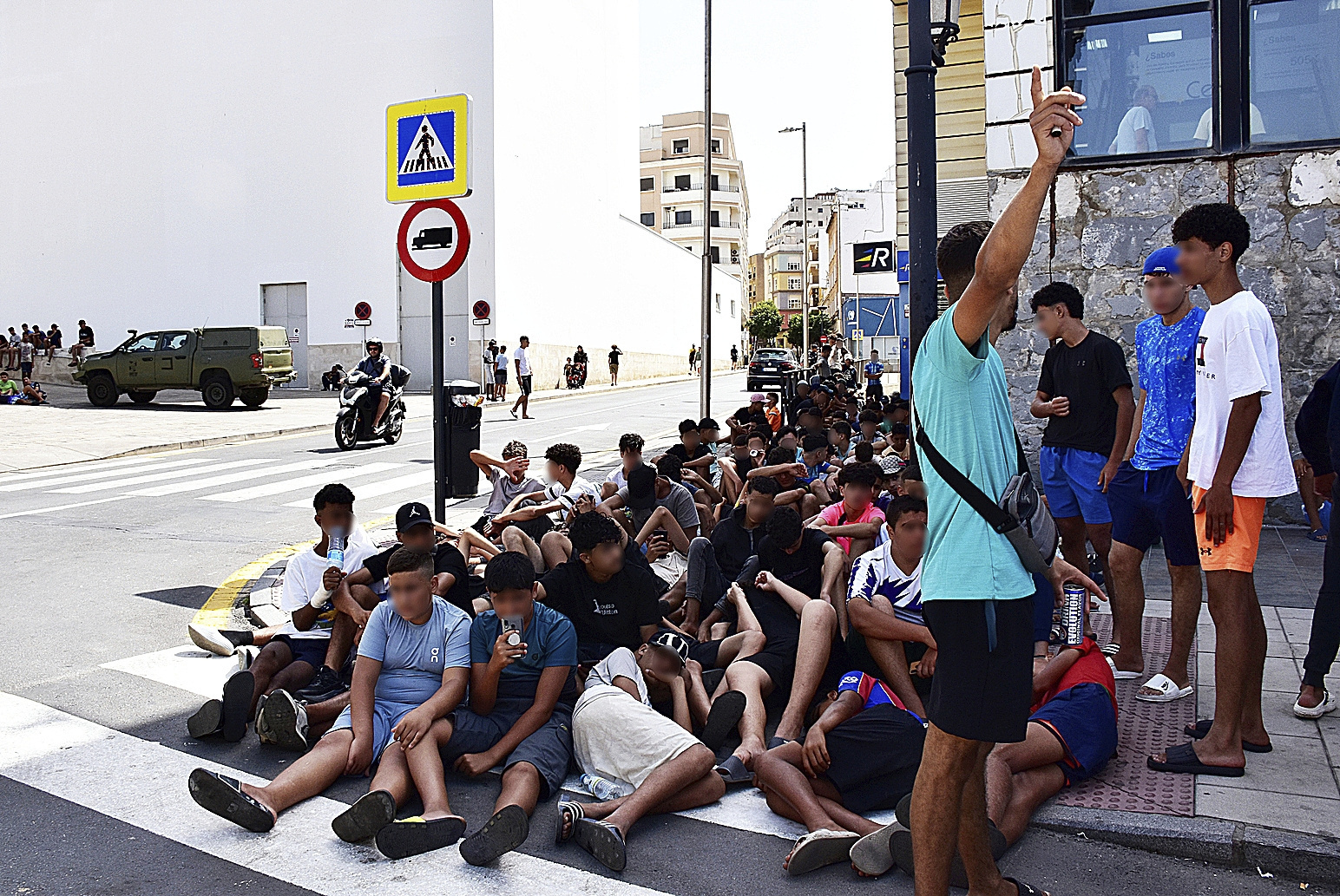 Ceuta quiere ser una fortaleza frente a las 'invasiones' de Marruecos: militares sin vacaciones, "confinar" a migrantes...