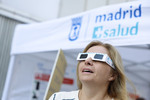 El Ayuntamiento de Madrid retira 4.000 gafas para el eclipse y refuerza los efectivos de Policía Municipal y Samur para las zonas de observación del fenómeno