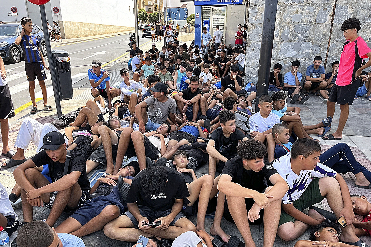 La promesa 'imposible' de devolver a todos los irregulares de Ceuta: la doble condena de 2021 bloquea al Gobierno