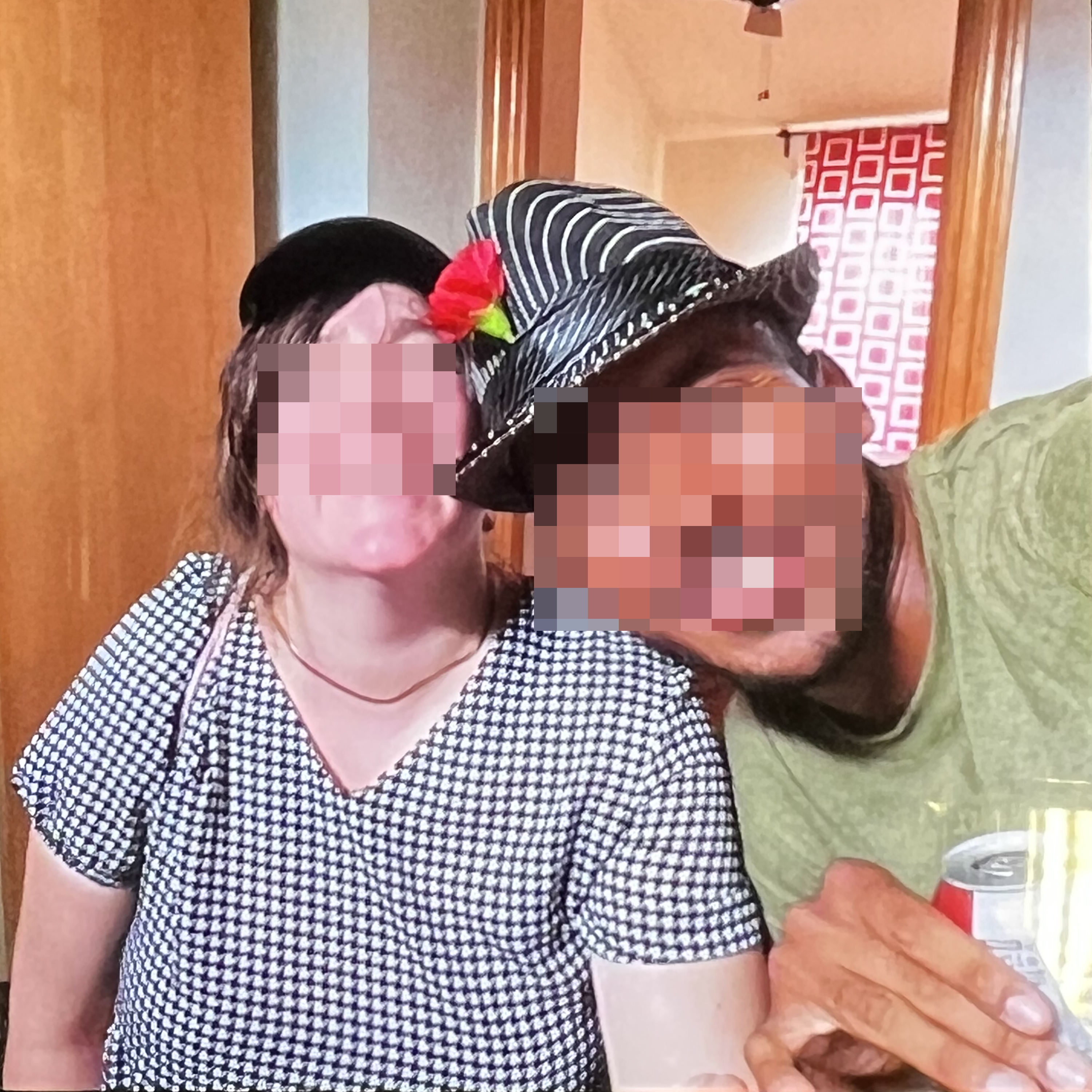 El entorno de Carlota en 'shock' tras ser detenida junto a su novio por el asesinato de los padres: "Pero si es un amor de chica"