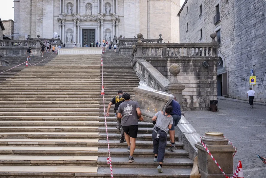 Girona se cansa del éxito del turismo de pantalla y sus vecinos buscan cerrar la barra libre de impuestos a las productoras de películas y series