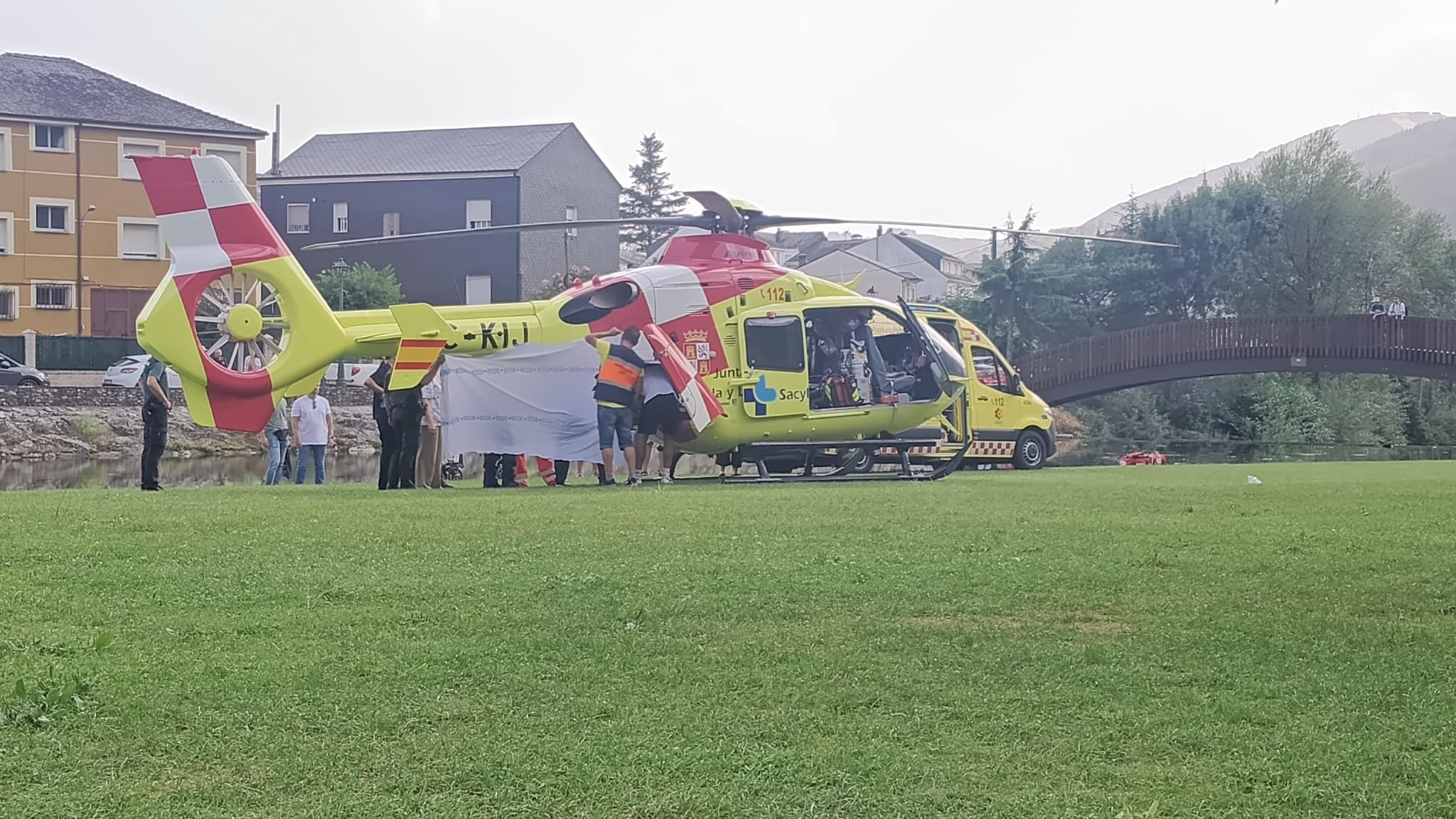 Mónica García ayuda a reanimar a un hombre que se ahogaba en una piscina natural