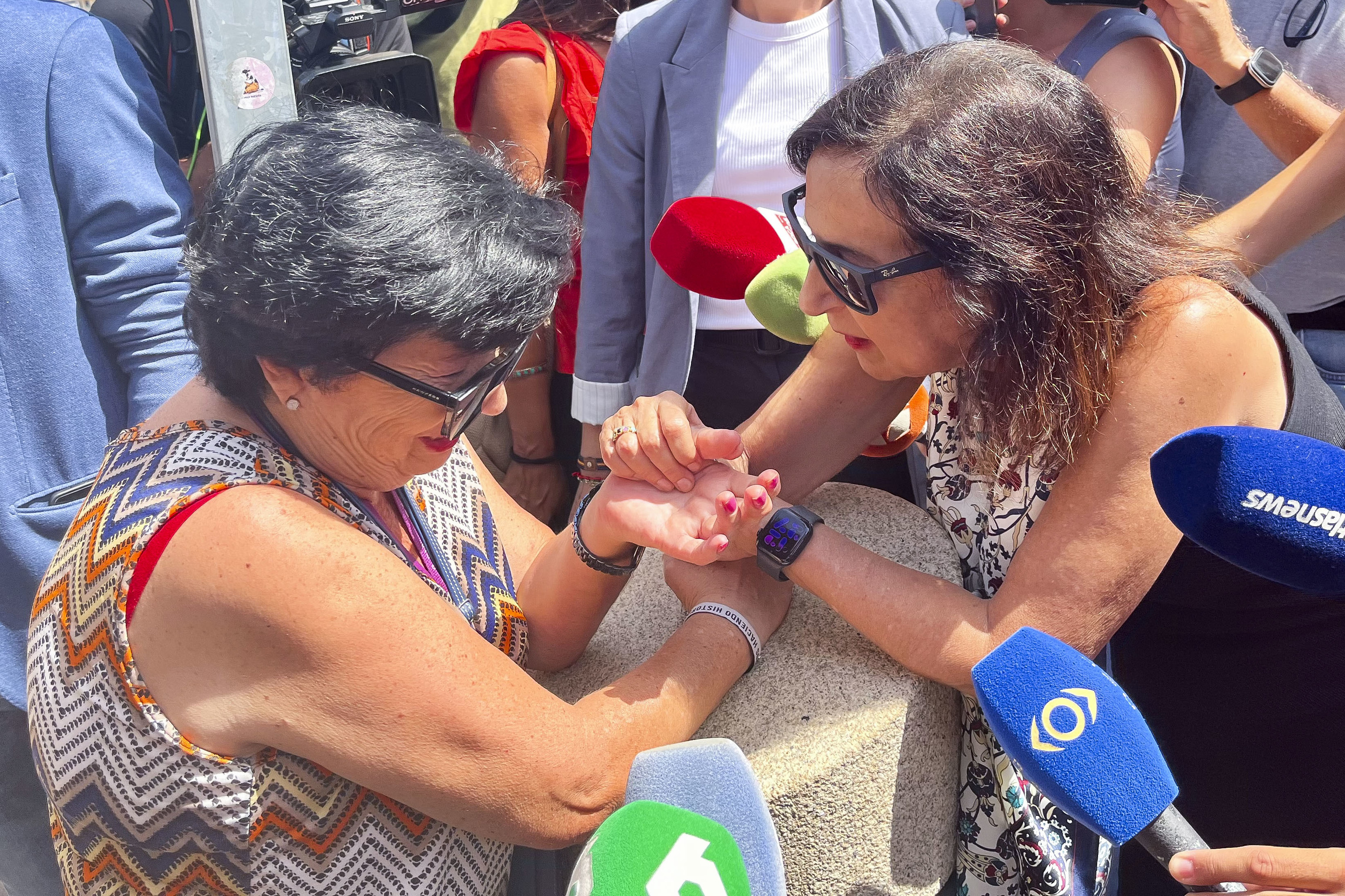"Tengo mucho miedo": la mujer que conmovió a Robles en su tenso recibimiento en Ceuta