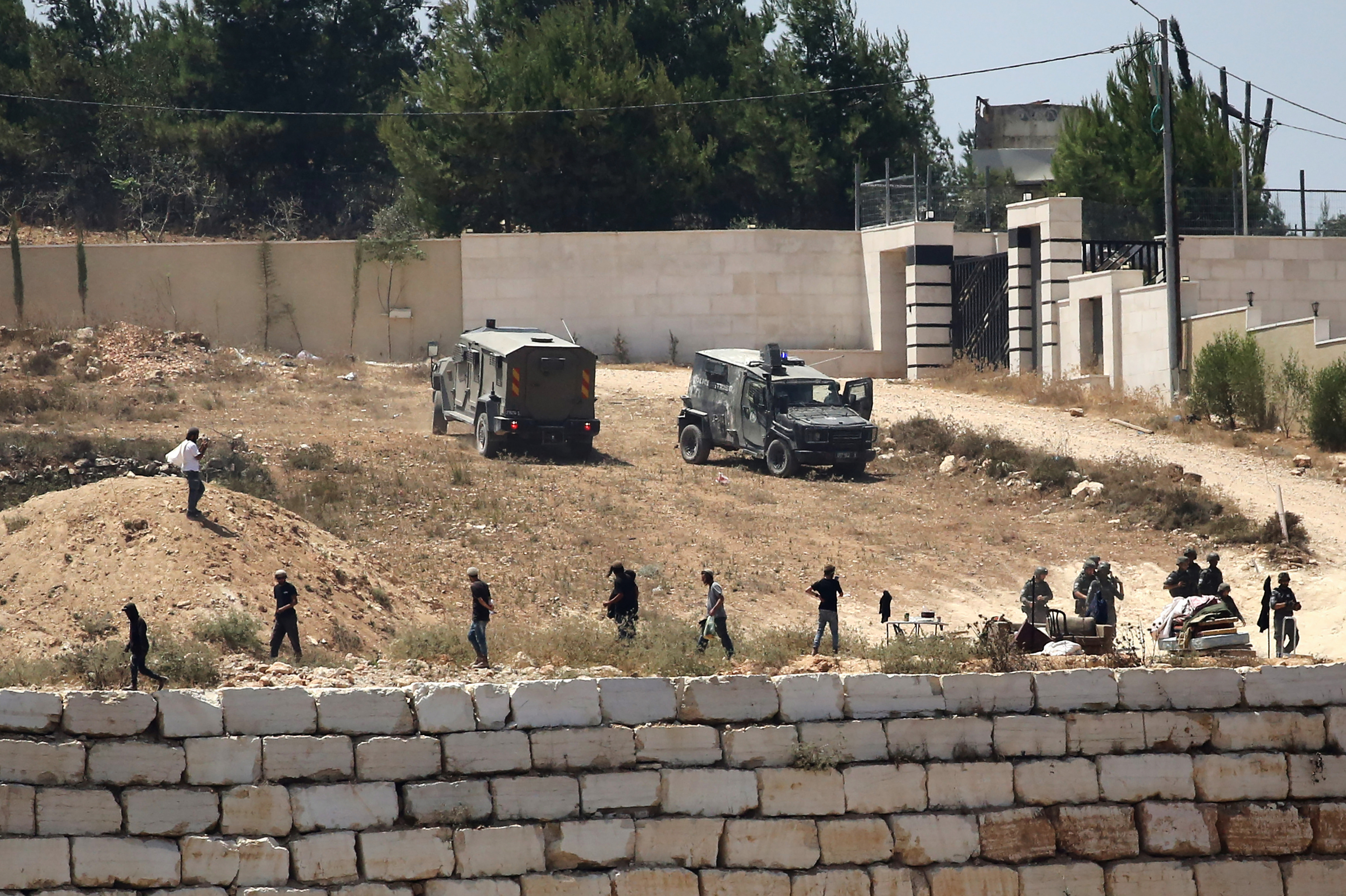 Soldados israelíes desmantelan una carpa de radicales que sitiaban una casa palestina en Cisjordania