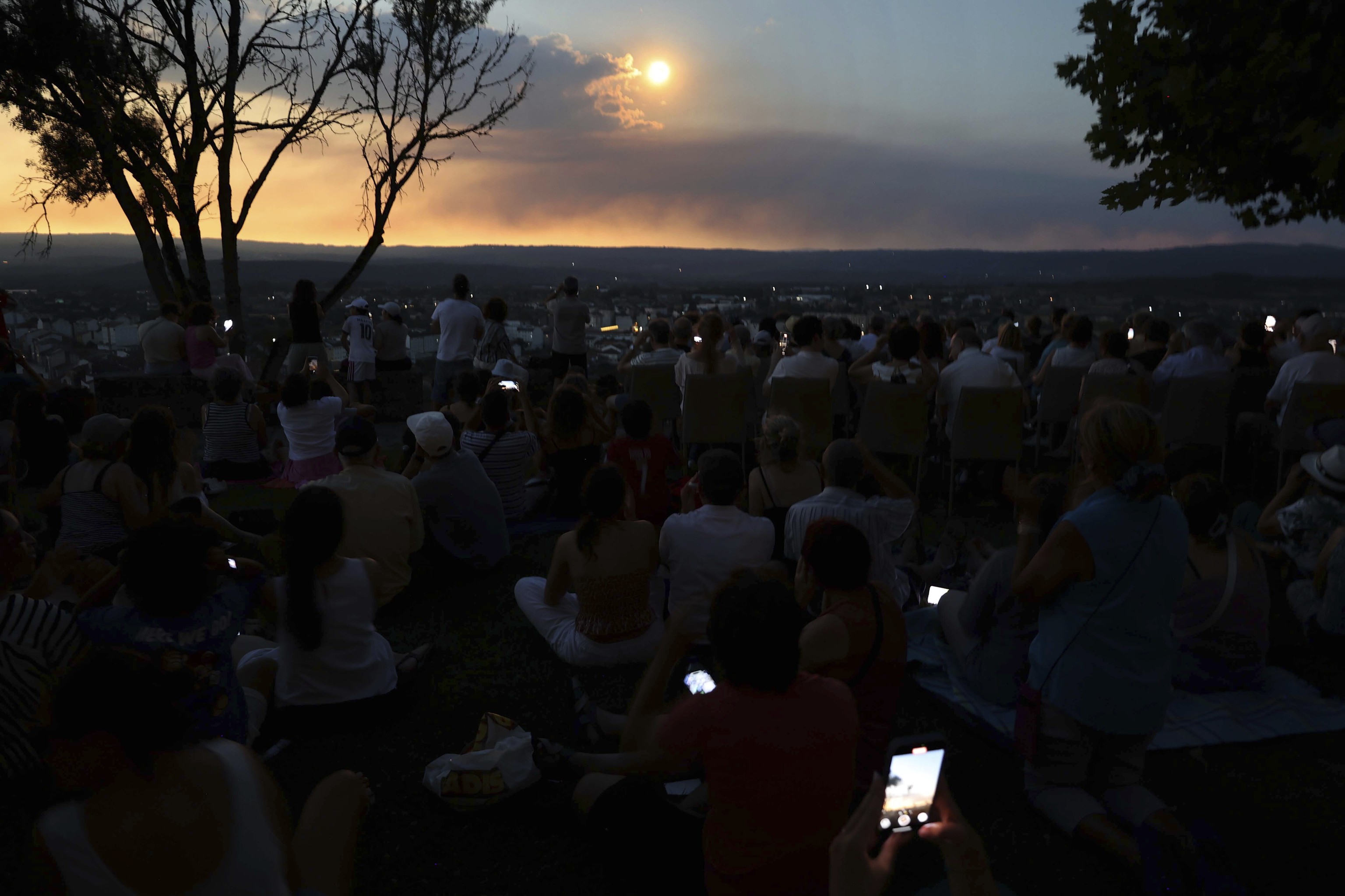 El eclipse en Monforte de Lemos: 41 segundos de oscuridad total, una fiesta con bebidas y un visitante de Houston