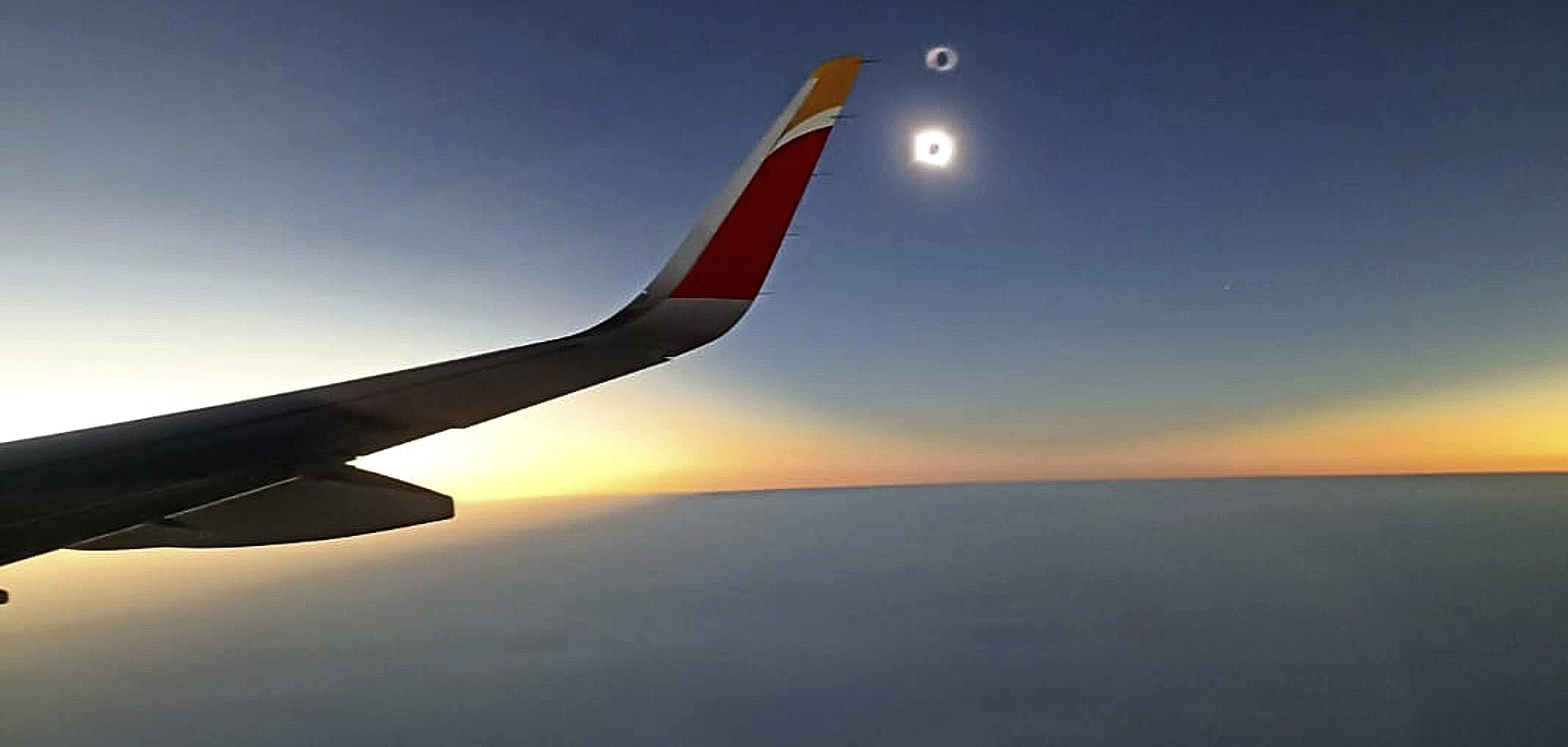 El eclipse solar desde un avión de Iberia repleto de astrónomos: "Ni el gol de Ferran Torres, tú!"