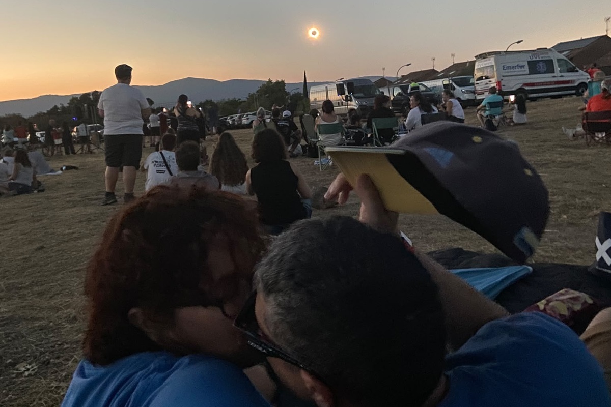 Vivir un eclipse histórico: la vergüenza del Sol, un rosario y gritos de "¡fuera fuera fuera!"