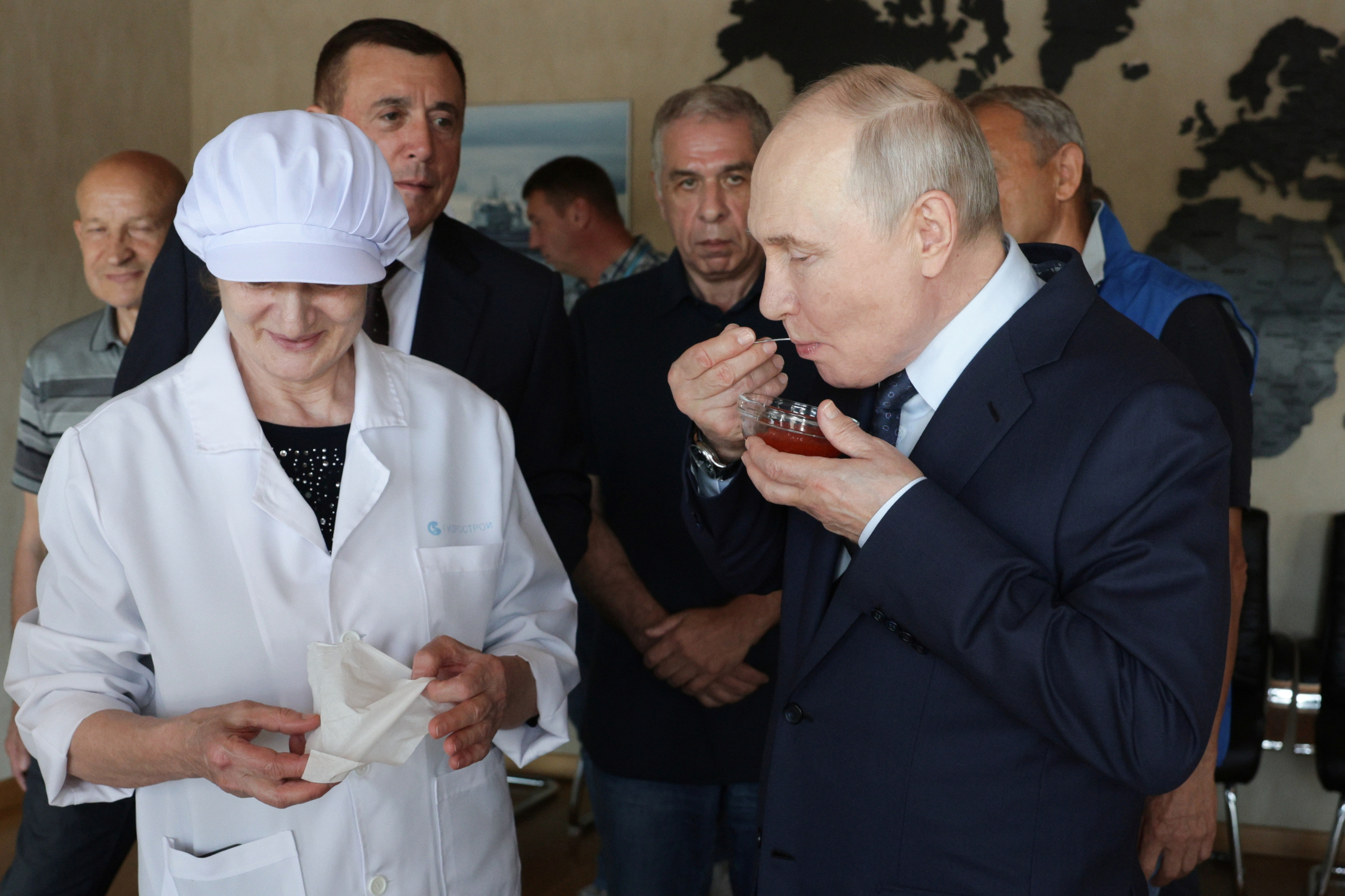 Putin come huevas de pescado en la isla que enfrenta a Rusia y Japón desde la Segunda Guerra Mundial
