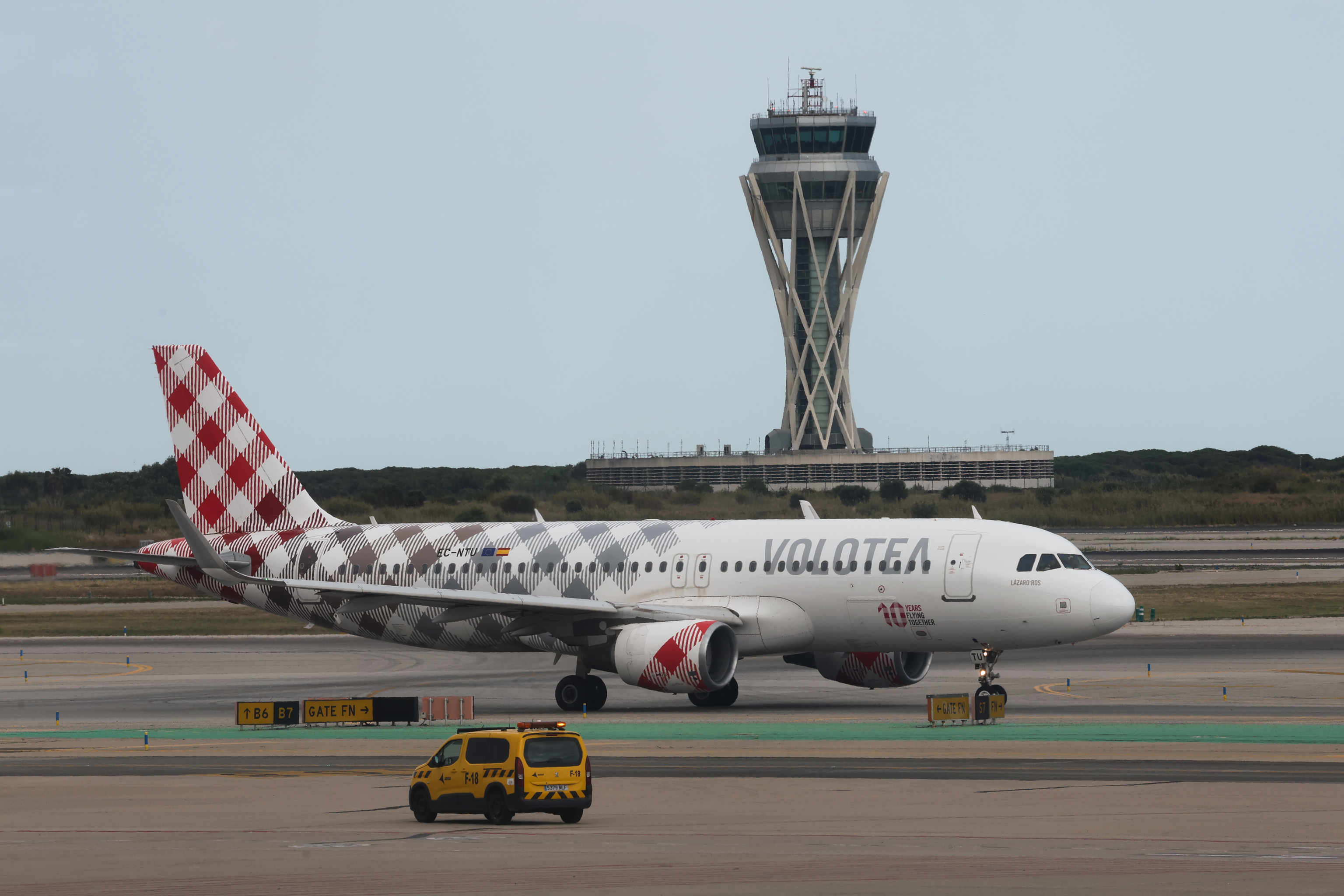 Los controladores aéreos de El Prat advierten: "O Aena se pone las pilas con las torres o habrá más apagones en toda su red"