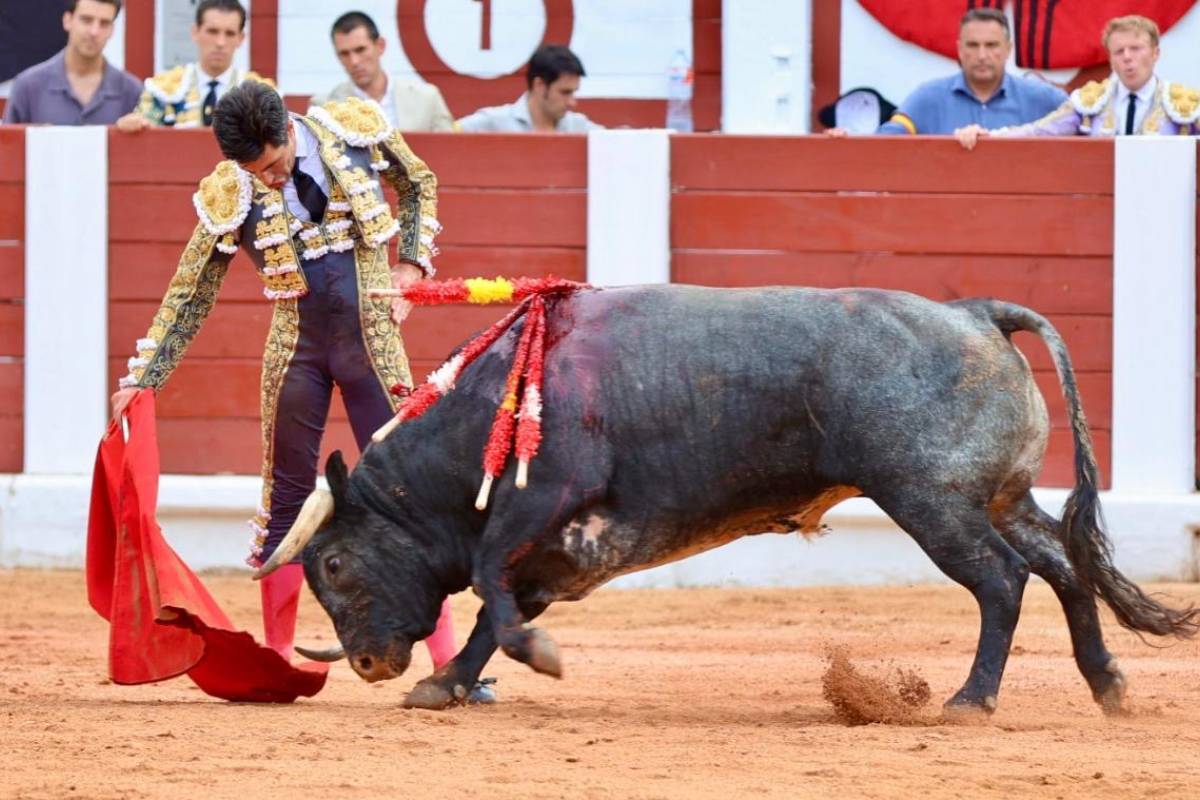 Un gran Álvaro Lorenzo estrena la puerta grande de Gijón