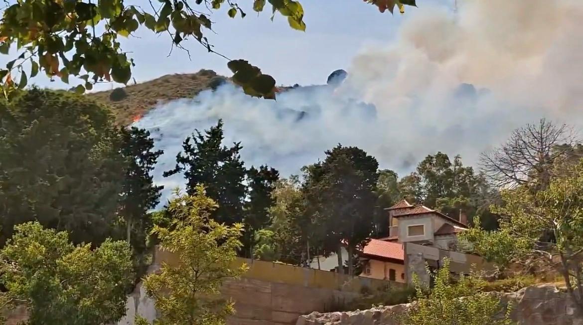 Declarado un incendio forestal en Collserola, visible desde Barcelona y distintos puntos del área metropolitana