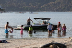 El verano maldito del pantano de San Juan aún repleto de cenizas: "Cada día que pasa, los 60 barcos hundidos contaminan más"