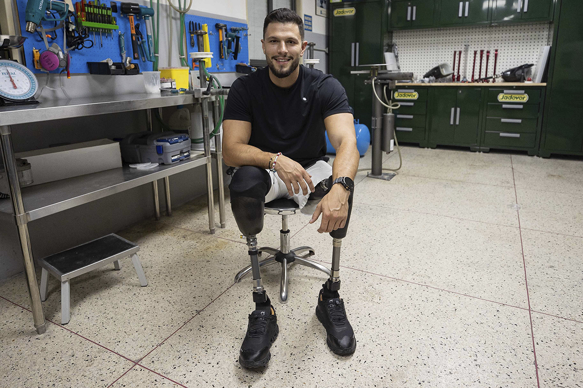 El joven sin piernas que ayuda a los niños amputados de los terremotos de Venezuela y apoya a los de Colombia: "Lo que me genera rabia es que el mundo no está preparado para recibirlos"