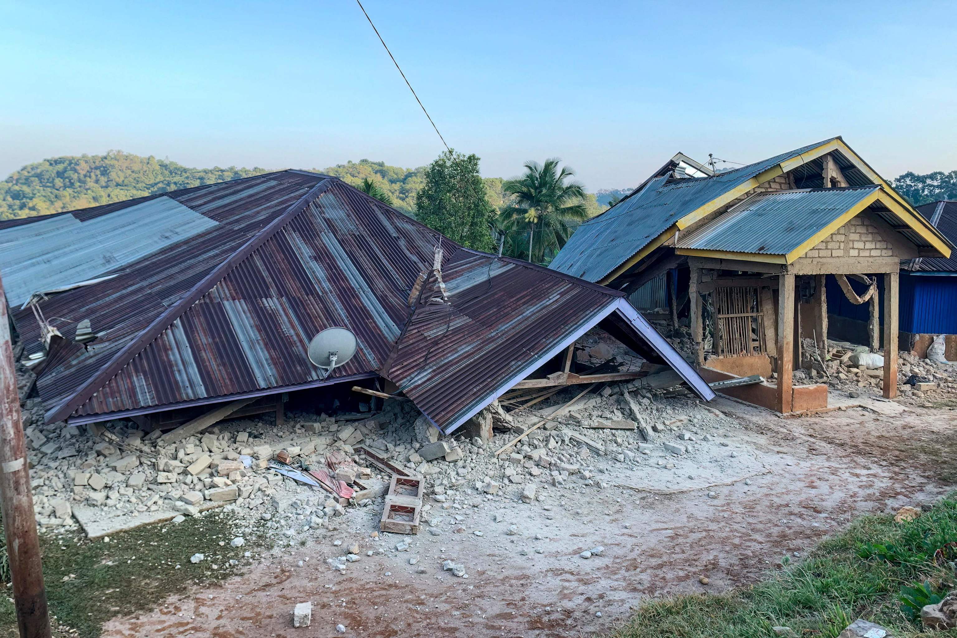 Un terremoto de magnitud 7,7 sacude el mar frente a Indonesia; hay cinco muertos y numerosos daños