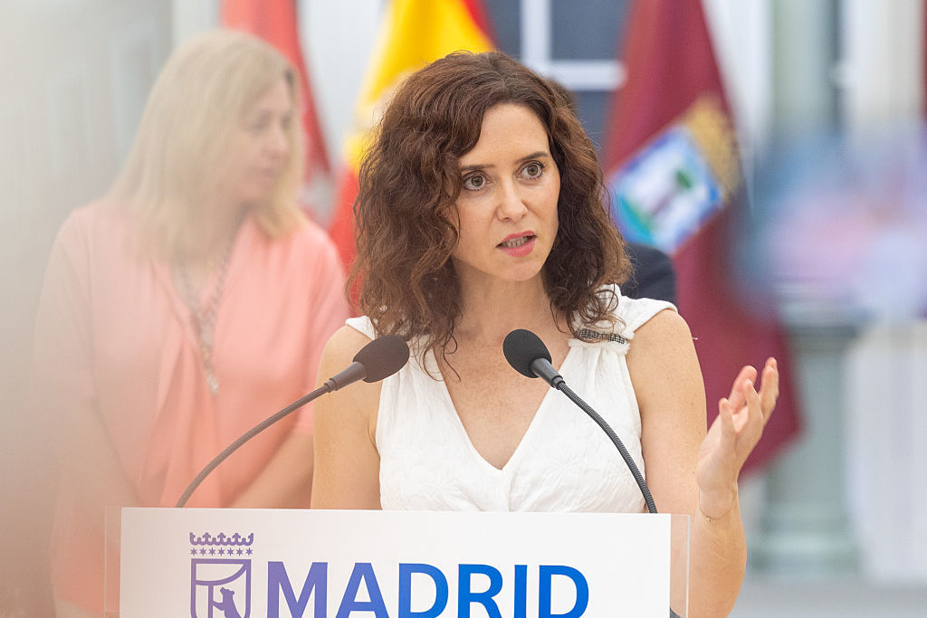 Isabel Díaz Ayuso lleva a la Paloma su vestido fetiche del verano: escotazo y aberturas en la cintura para enseñar abdominales