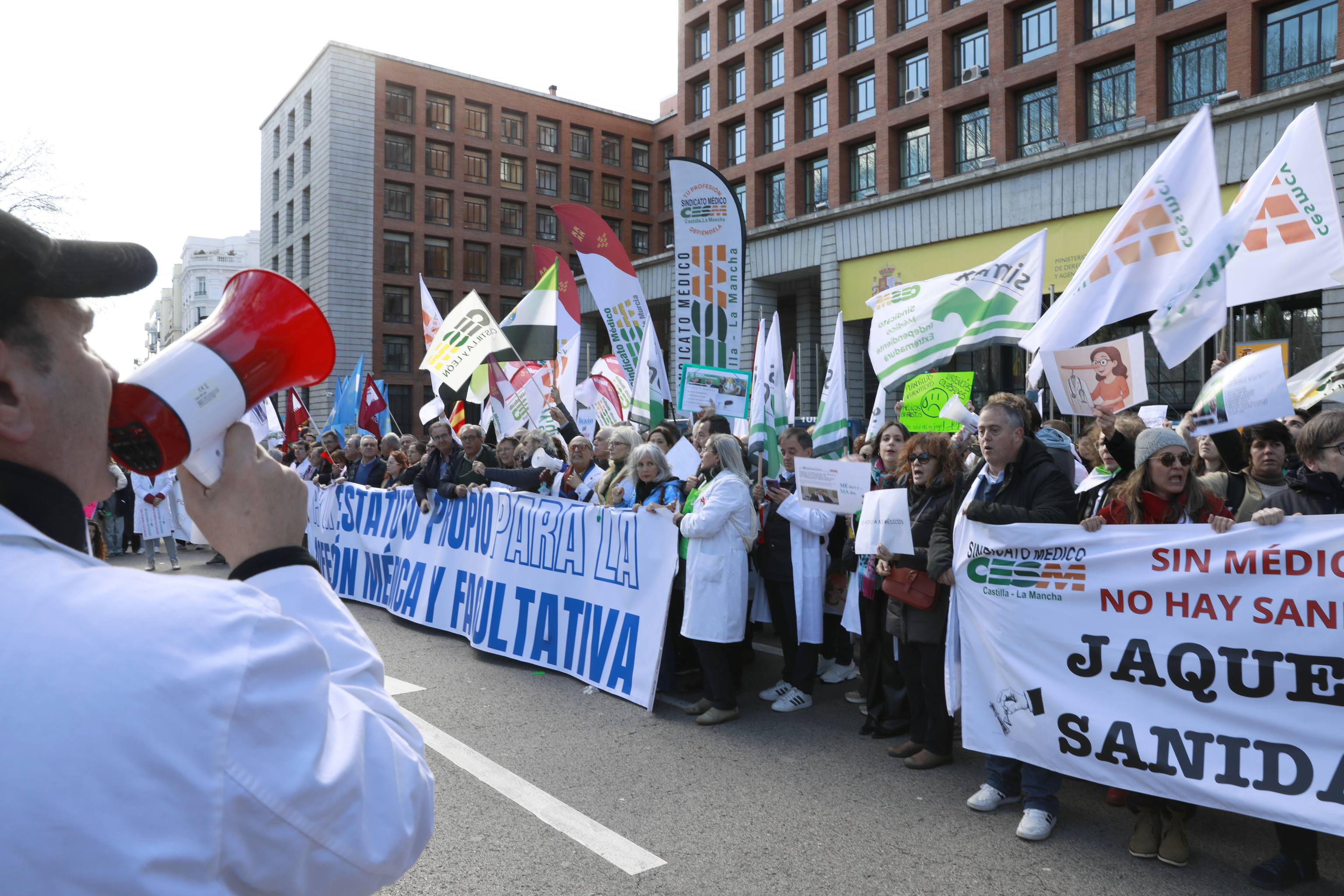 Los médicos no frenan su huelga contra Mónica García mientras pactan ya en cinco autonomías