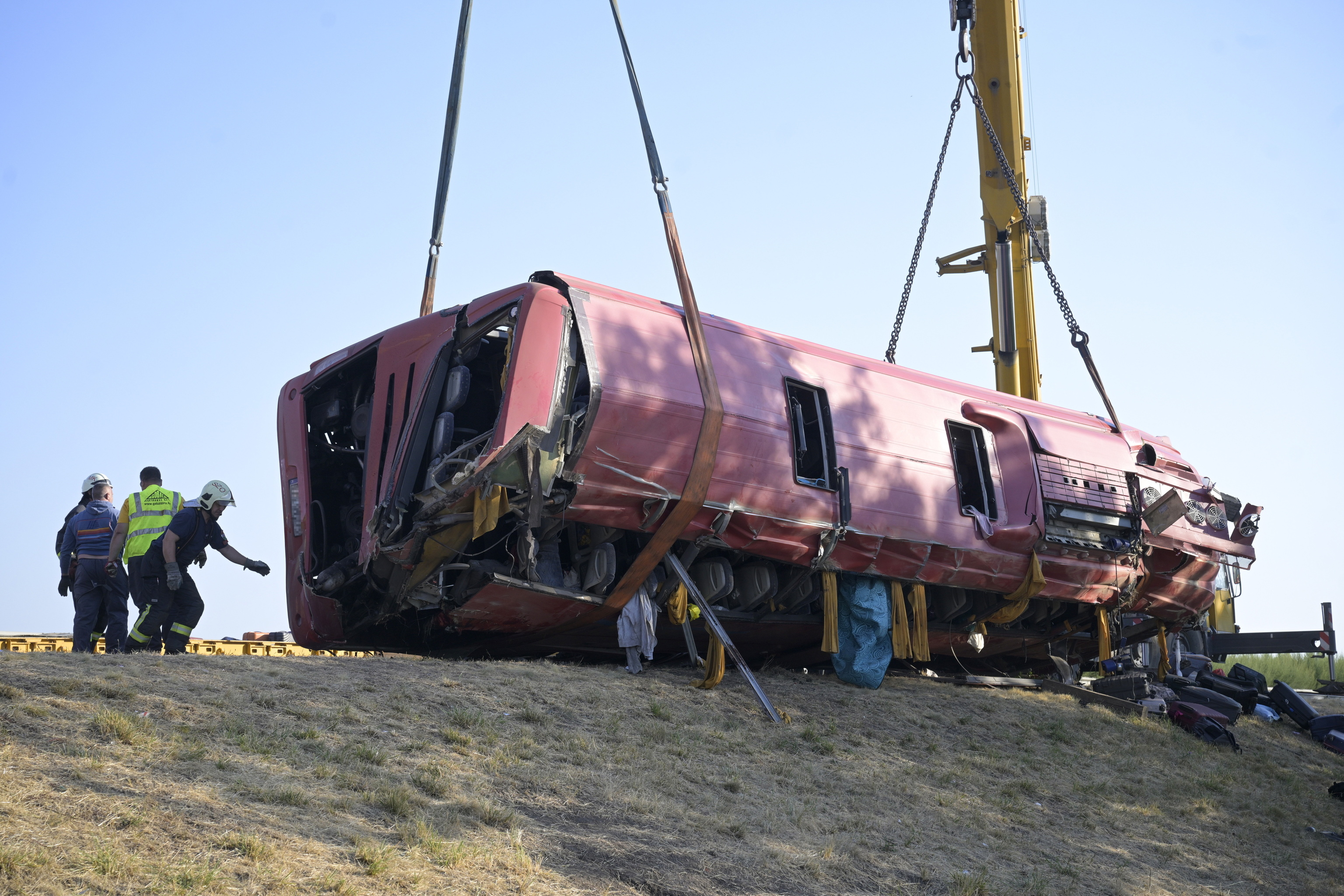 12 muertos y 10 heridos graves en un accidente de autobús en Hungría