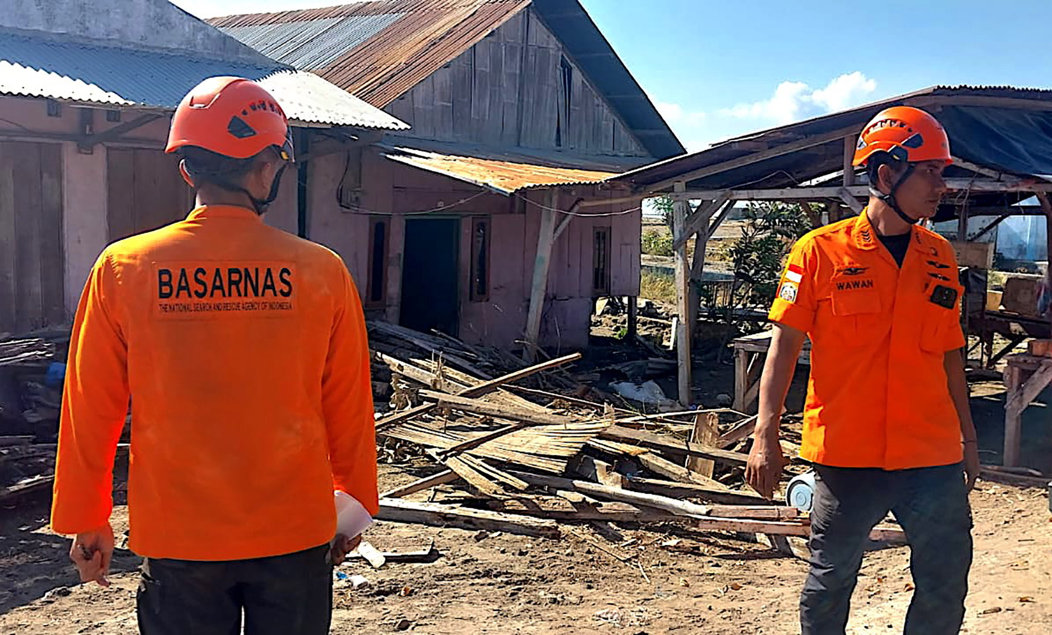 Suben a 51 los muertos tras terremoto de magnitud de 7,7 en Indonesia