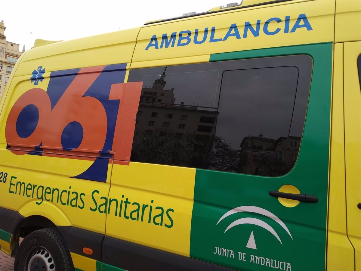 Un hombre ingresa grave en la UCI al caer y quedar su cabeza encajada en una mesa en la Feria de Málaga