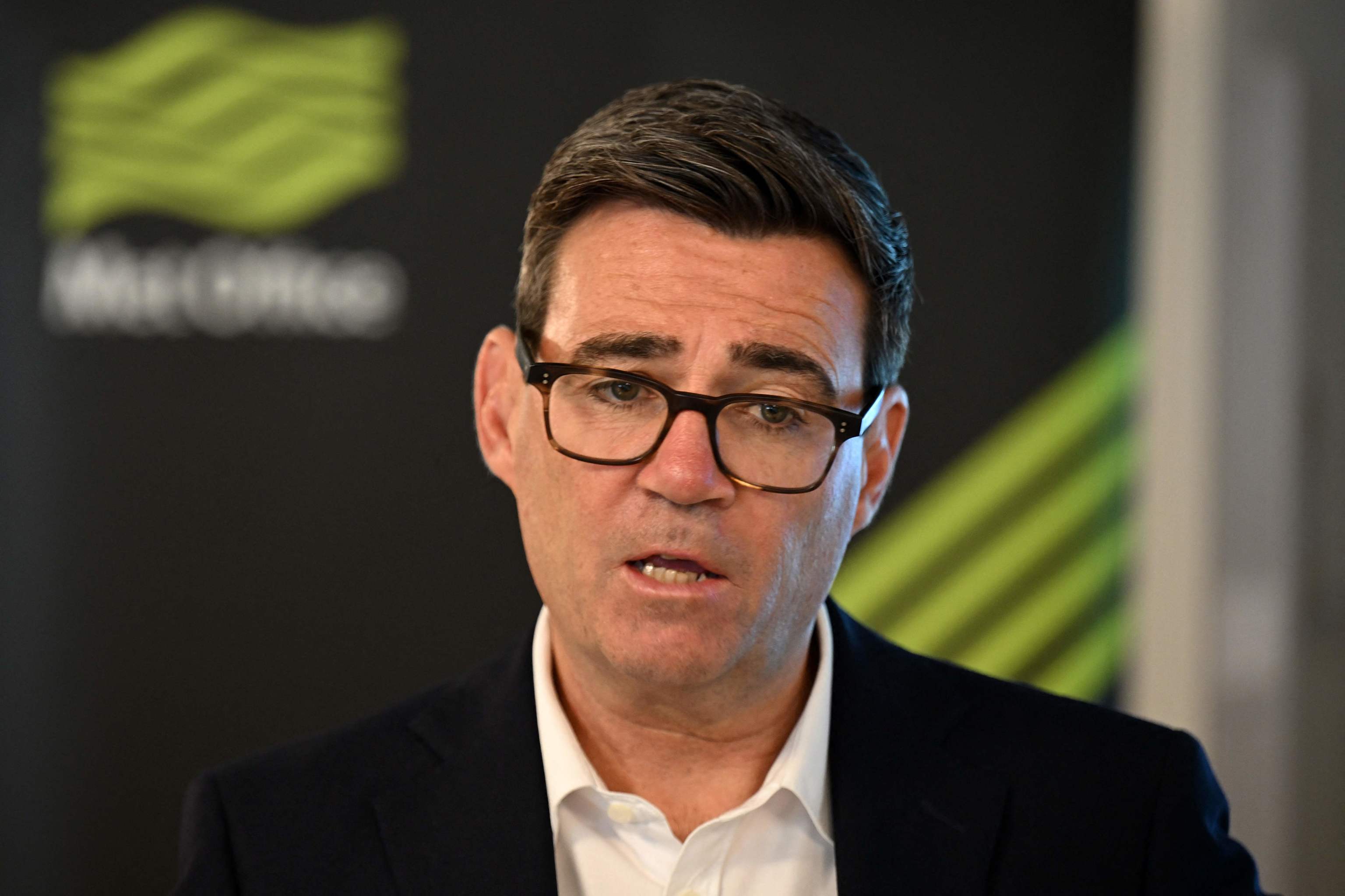 Andy Burnham intercambió mensajes con alguien que fingió ser la jefa de gabinete de Donald Trump