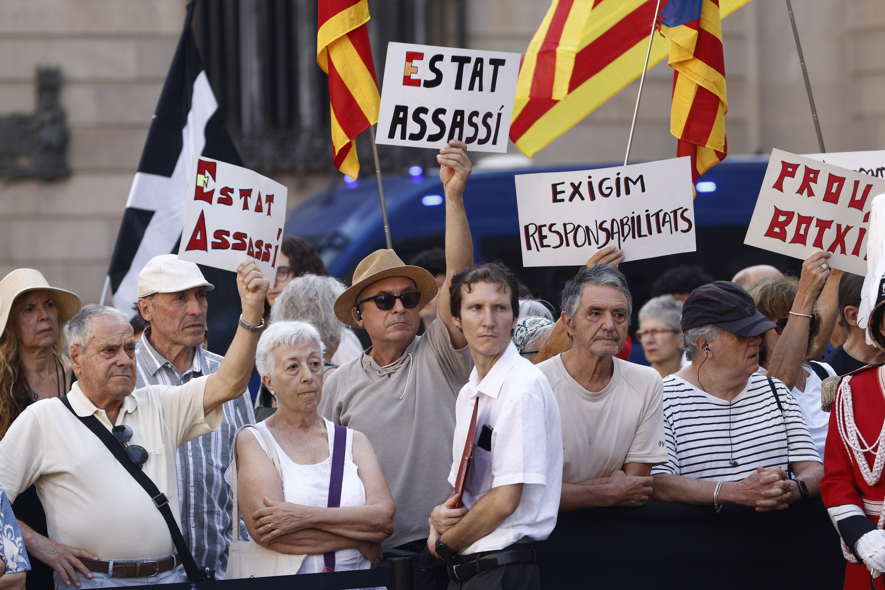 Un grupo independentista increpa a Vox tras un sentido acto de homenaje a las víctimas del 17-A en Barcelona