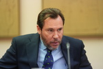 Óscar Puente, "indignado" con la "ofensiva" foto del Rey con el periodista Javier Negre: Se ha cruzado una "línea roja"
