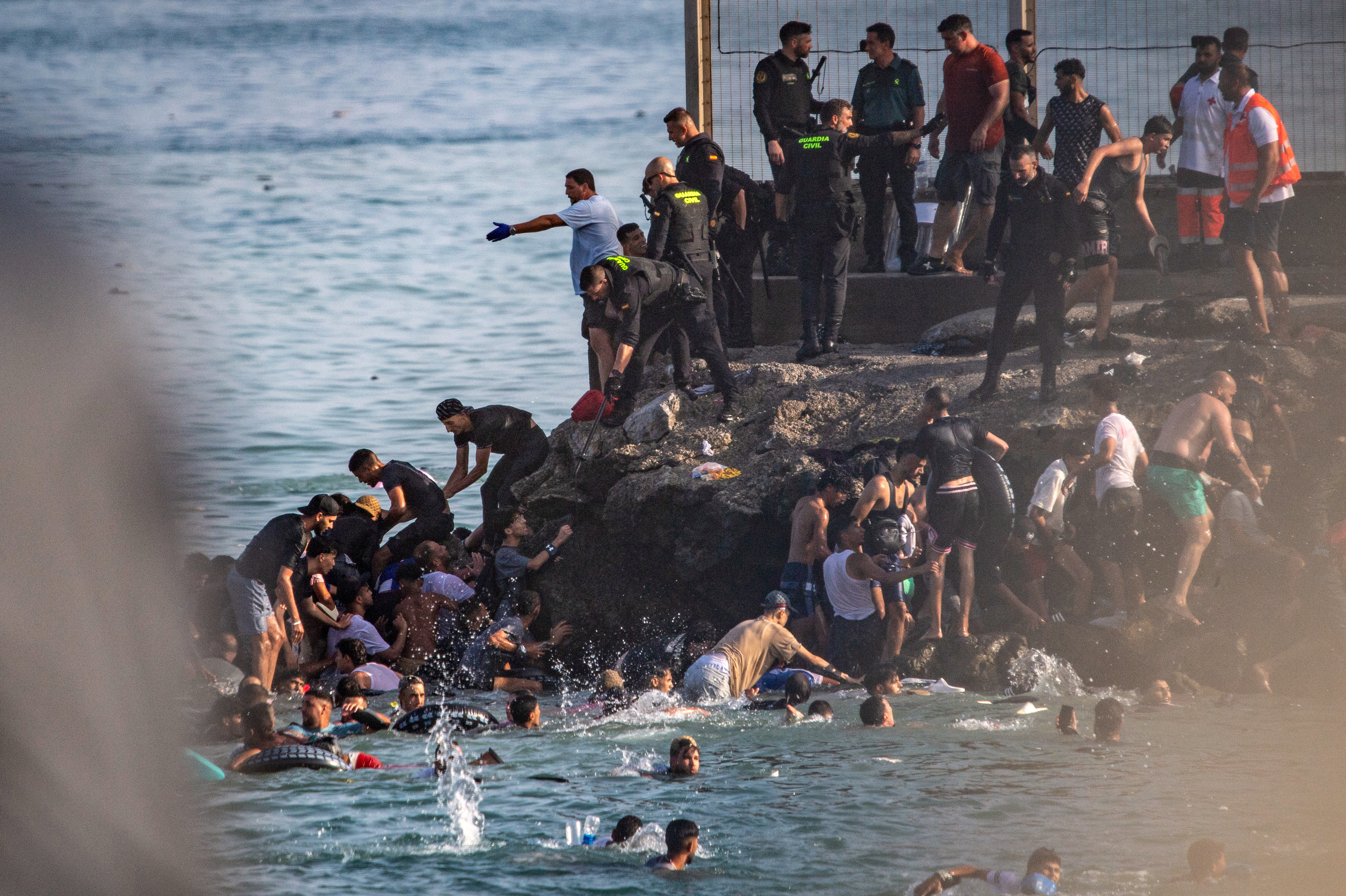 Interior cifra en 2.168 los menores identificados en Ceuta desde el 30 de julio