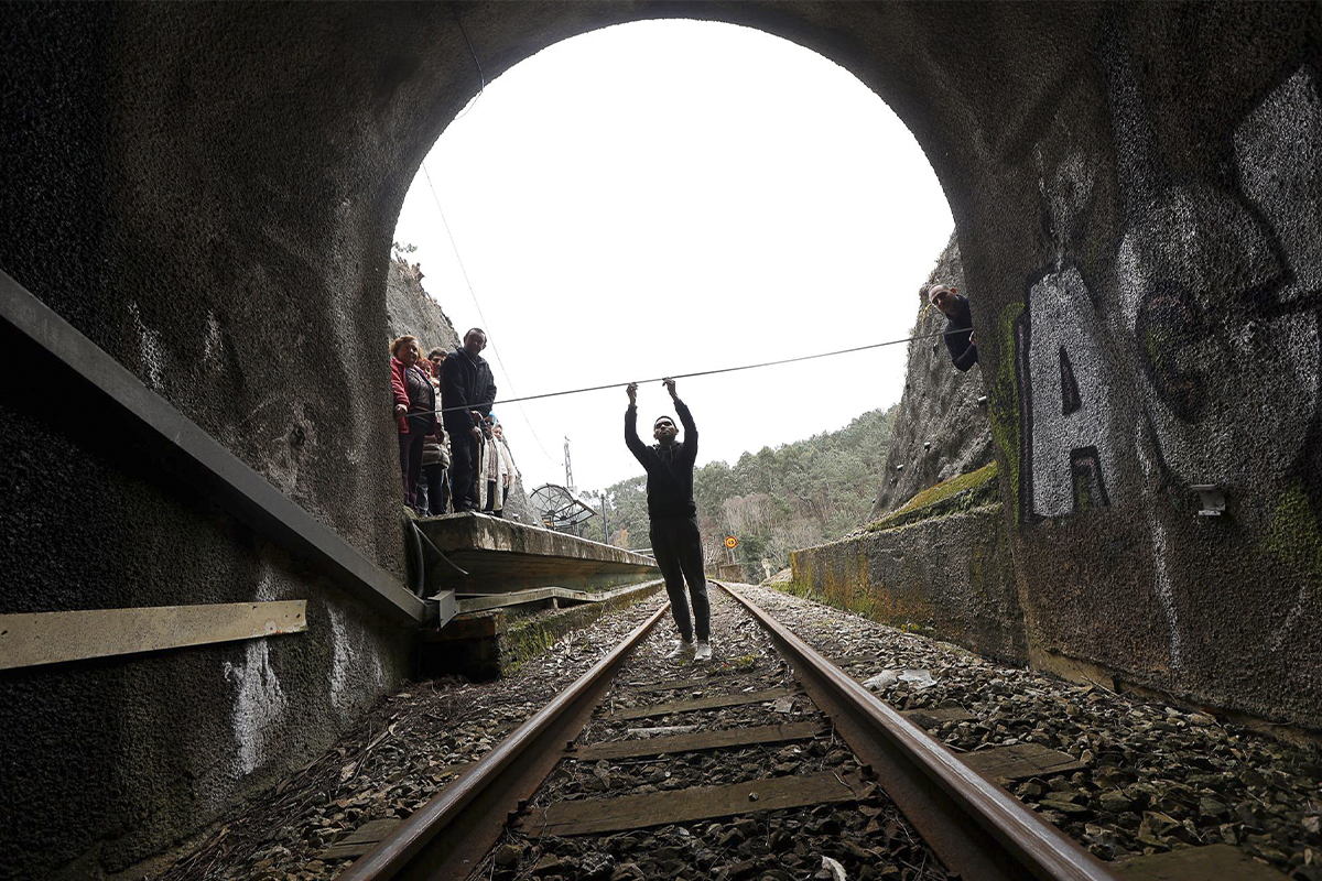 Los 31 trenes de Cantabria y Asturias que no cabían por los túneles: una "falta de diligencia" que ya supera los 200 millones
