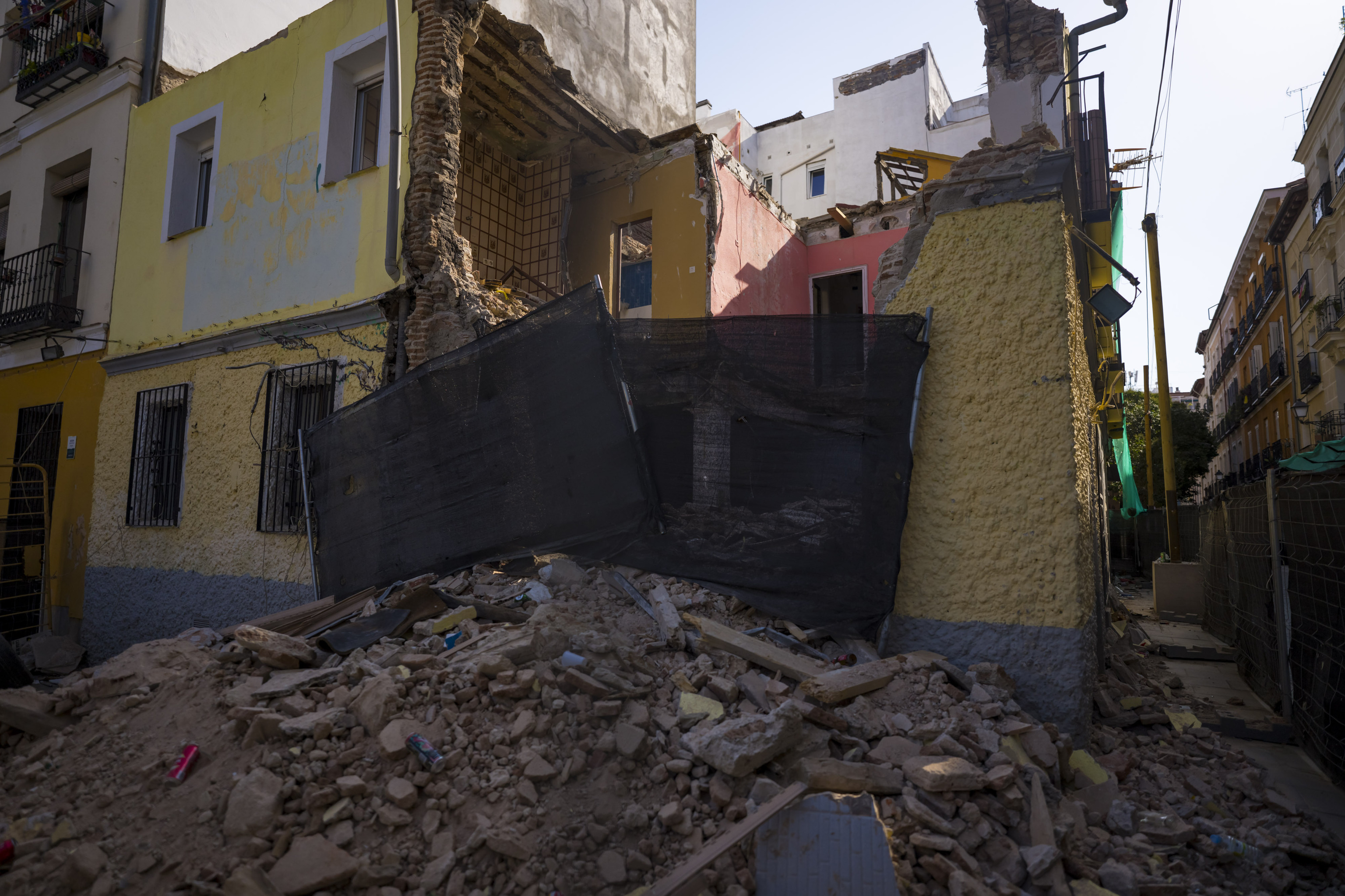 El polémico derribo del edificio del restaurante Baobab: la compra, el hotel cápsula y la batalla por salvar un inmueble histórico de Lavapiés