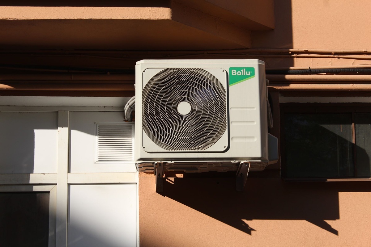 La Ley de Propiedad Horizontal lo confirma: puedes reclamar si el aire acondicionado del vecino gotea sobre tu terraza