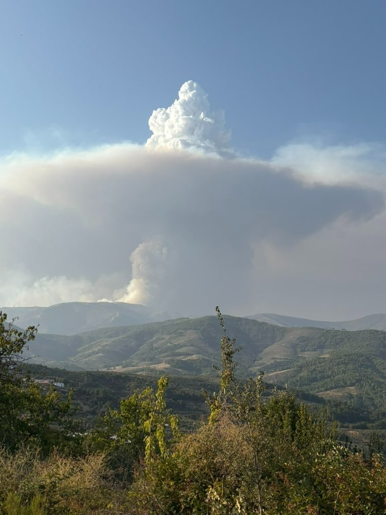 Guardiola abandona entre lágrimas la zona evacuada por el incendio de las Hurdes: los vecinos denuncia el "abandono" de los alcaldes