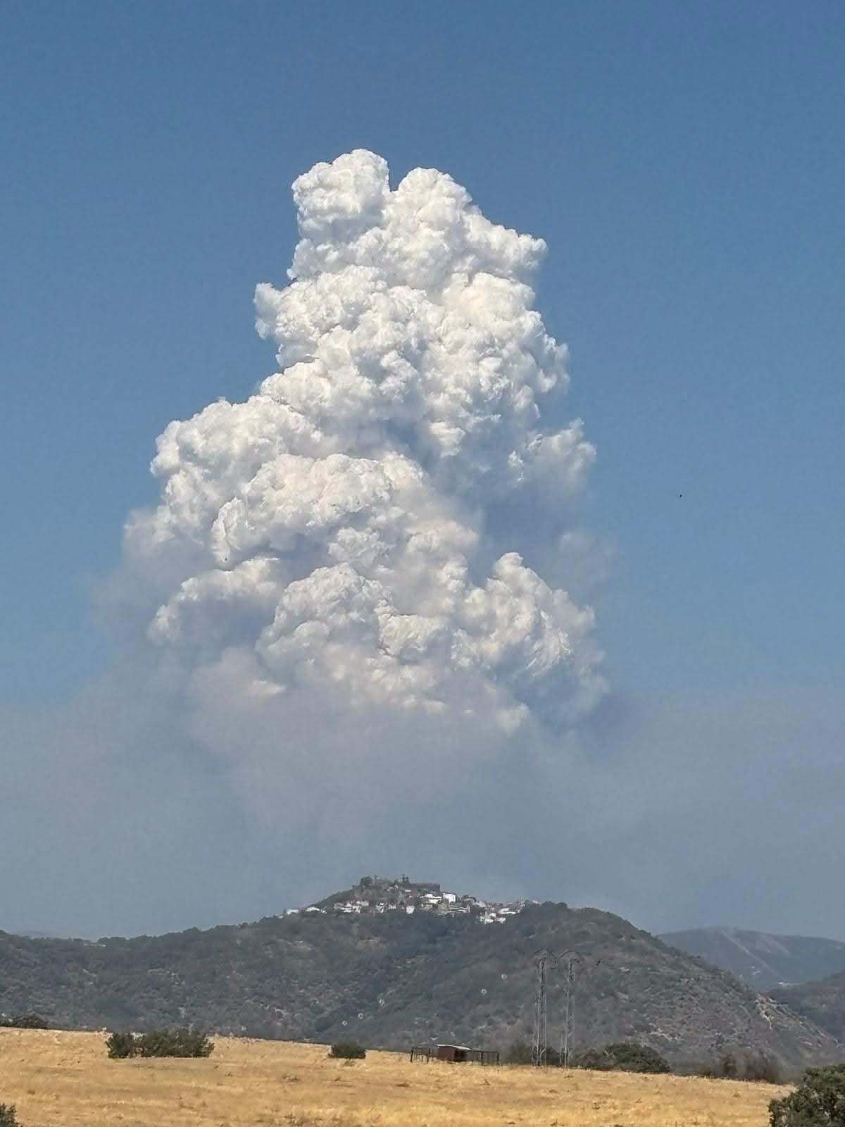 El incendio de Las Hurdes obliga al confinamiento domiciliario de la población de Nuñomoral y salta a la provincia de Salamanca