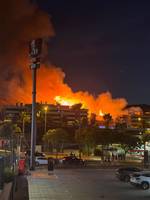 Los bomberos trabajan para intentar sofocar un aparatoso incendio en Algeciras
