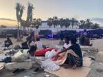 La Policía desaloja a 4.000 subsaharianos y magrebíes de la playa del Trampolín en Ceuta